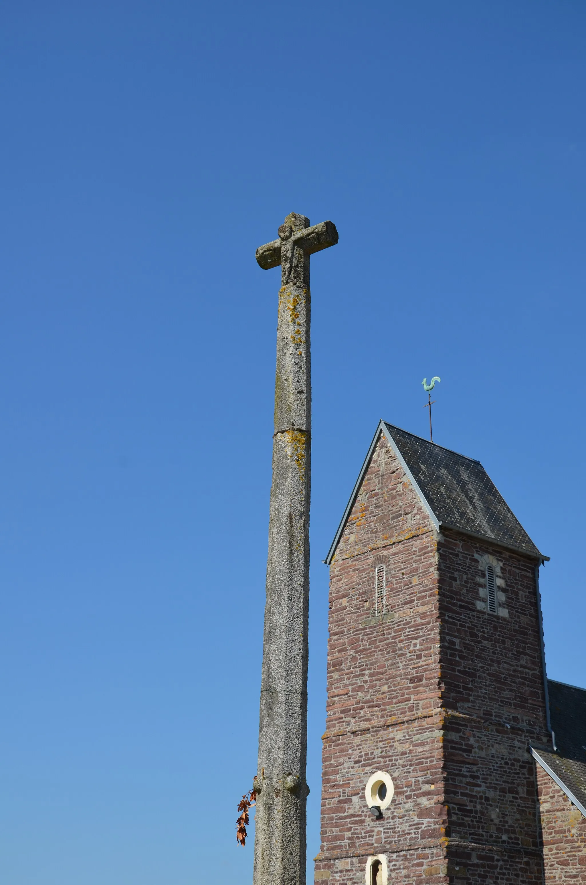 Photo showing: Croix en pierre dans le cimetière de l'église Saint-Ouen de Saint-Ouen-des-Besaces.
