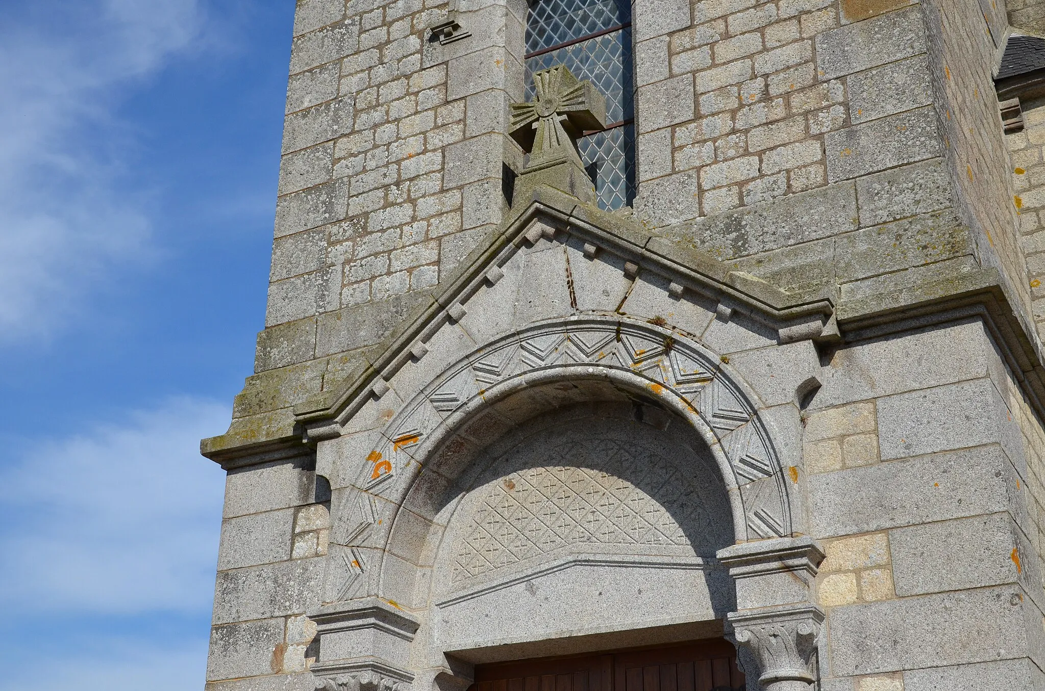 Photo showing: Portique de l'église Saint-Martin de Mont-Bertrand.