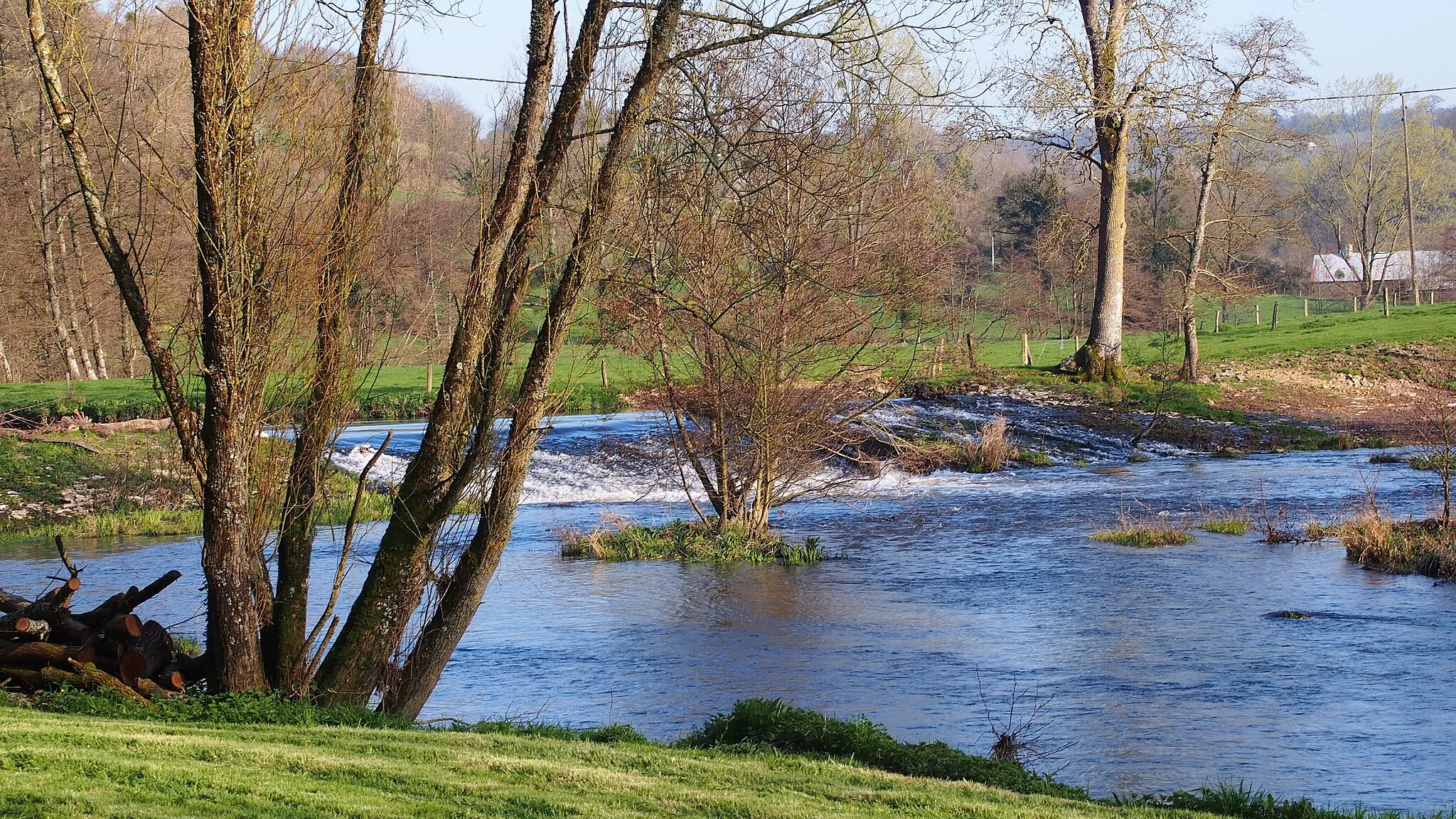 Photo showing: La Vire au moulin de Pleines-Œuvres entre Pont-Farcy, au premier plan, et Sainte-Marie-Outre-l'Eau, en arrière-plan (Normandie, France).