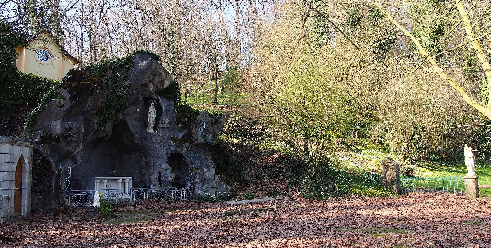 Photo showing: Sainte-Marie-Outre-l'Eau (Normandie, France). La grotte de Bion.