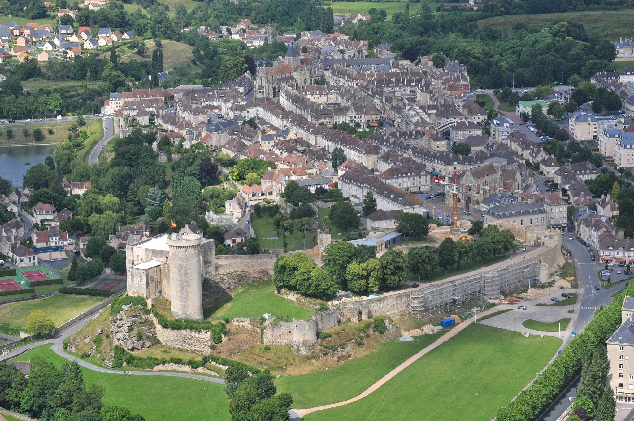 Photo showing: Le château de Falaise et le centre-ville.