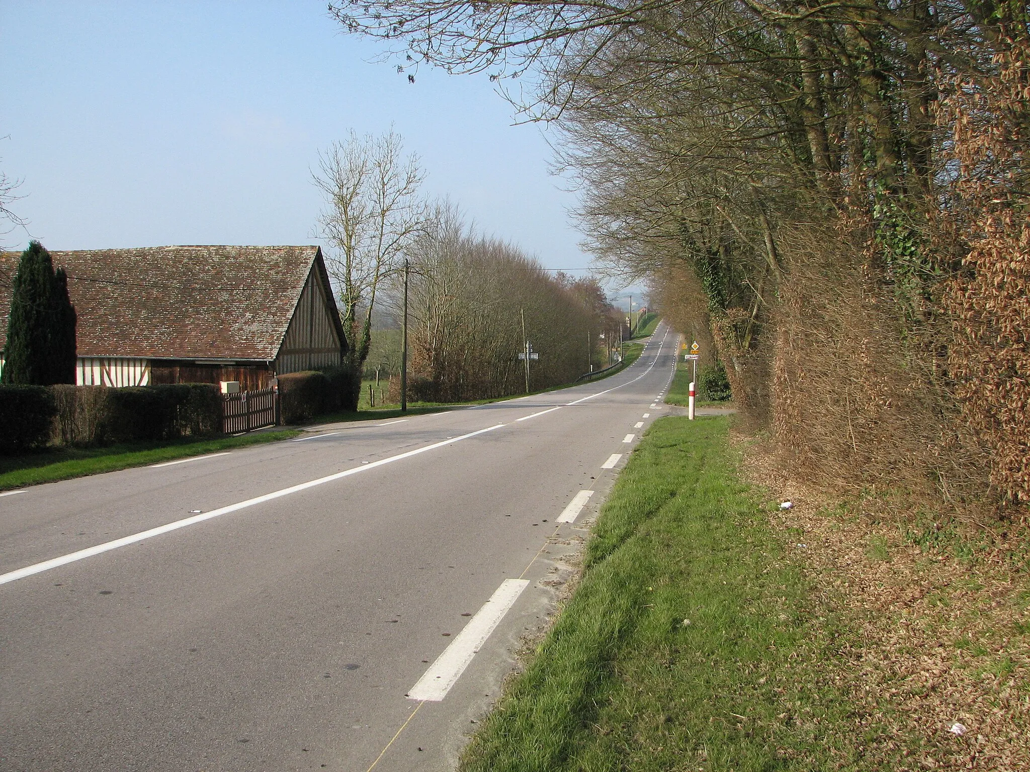 Photo showing: Outskirts of Vimoutiers, in Normandy, in a place called La Gosselinaie, on the road for Sainte-Foy de Montgommery. It's on this straight section of the road that Marshall Rommel car was machine-gunned by an Allied plane in July 1944