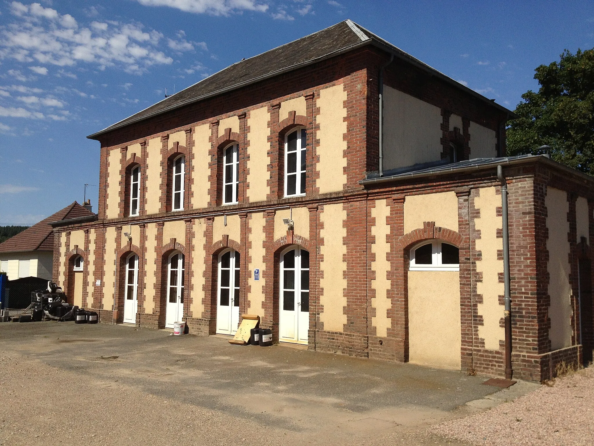 Photo showing: Voici une vue de la gare d'Orbec (France, Calvados) anciennement côté quais. Ce bâtiment voyageur est aujourd'hui occupé par la société des eaux Saur.