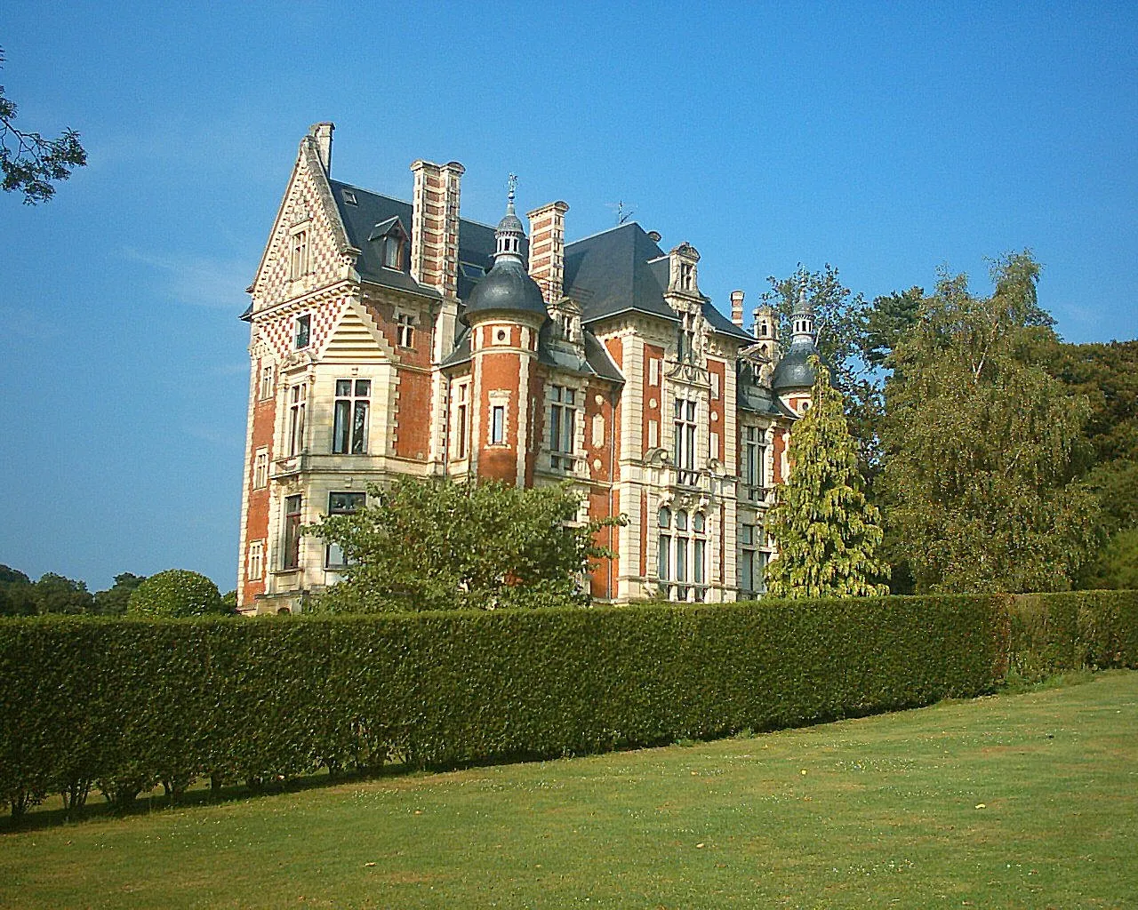 Photo showing: Manoir de Beuzeval, Houlgate in spring 2004.