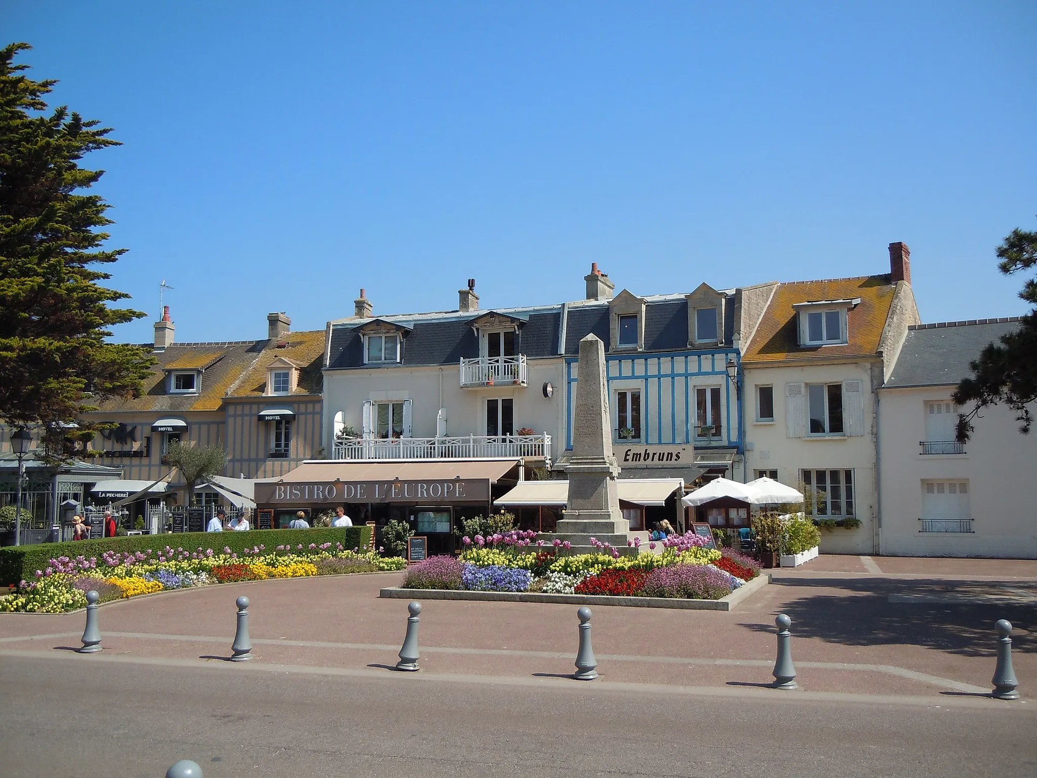 Photo showing: Courseulles-sur-Mer - monument aux morts - Calvados - Basse-Normandie