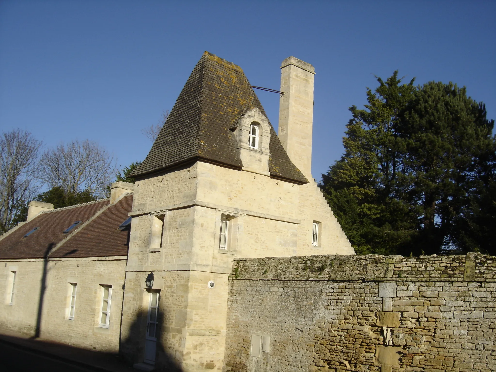 Photo showing: Pavillon est du Château de Sémilly, Bernières-sur-mer