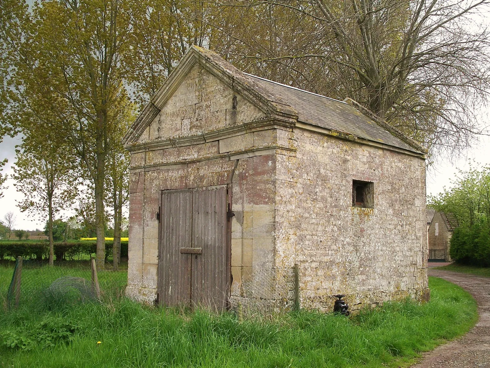 Photo showing: Bâtiment construit en 1875 servant de remise aux pompiers des villages d’Anguerny, de Basly et de Colomby-sur-Thaon, il abritait une pompe à incendie.