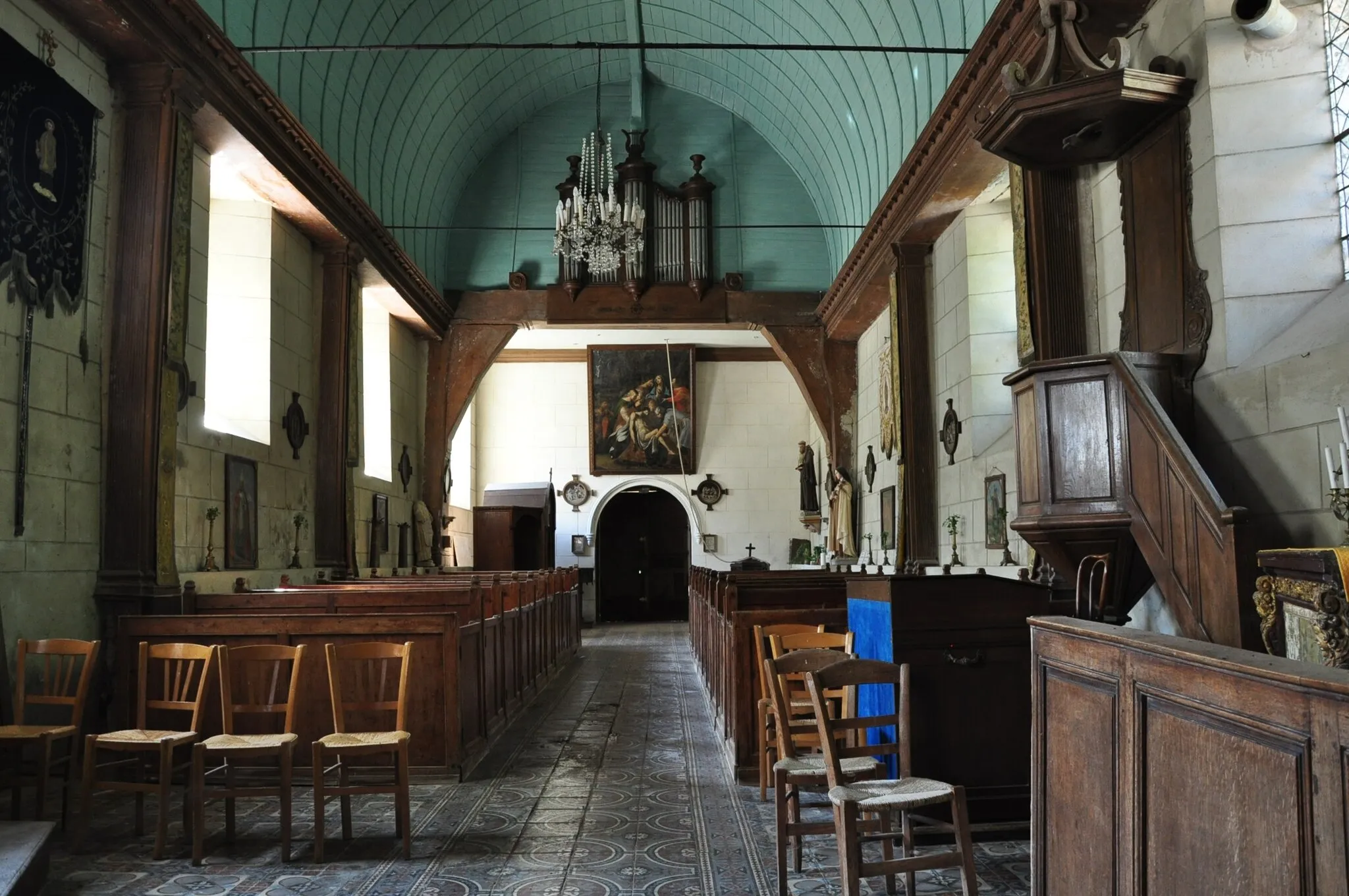 Photo showing: Nave of the Notre-Dame church of Auquainville (Calvados, Lower Normandy, France). This church is a historical monument; it is no longer used for regular church services.