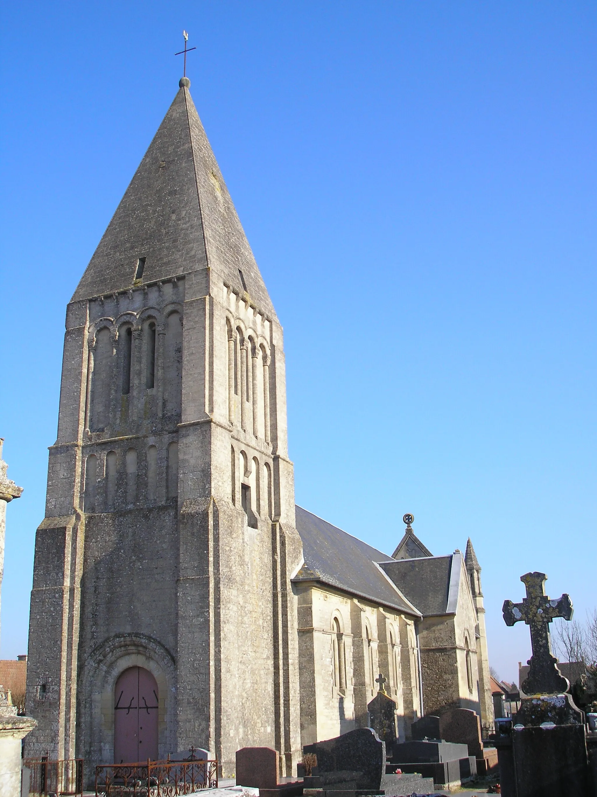 Photo showing: Basly (Normandie, France). L'église Saint-Georges dont le clocher est inscrit (ISMH, 18/03/1927).