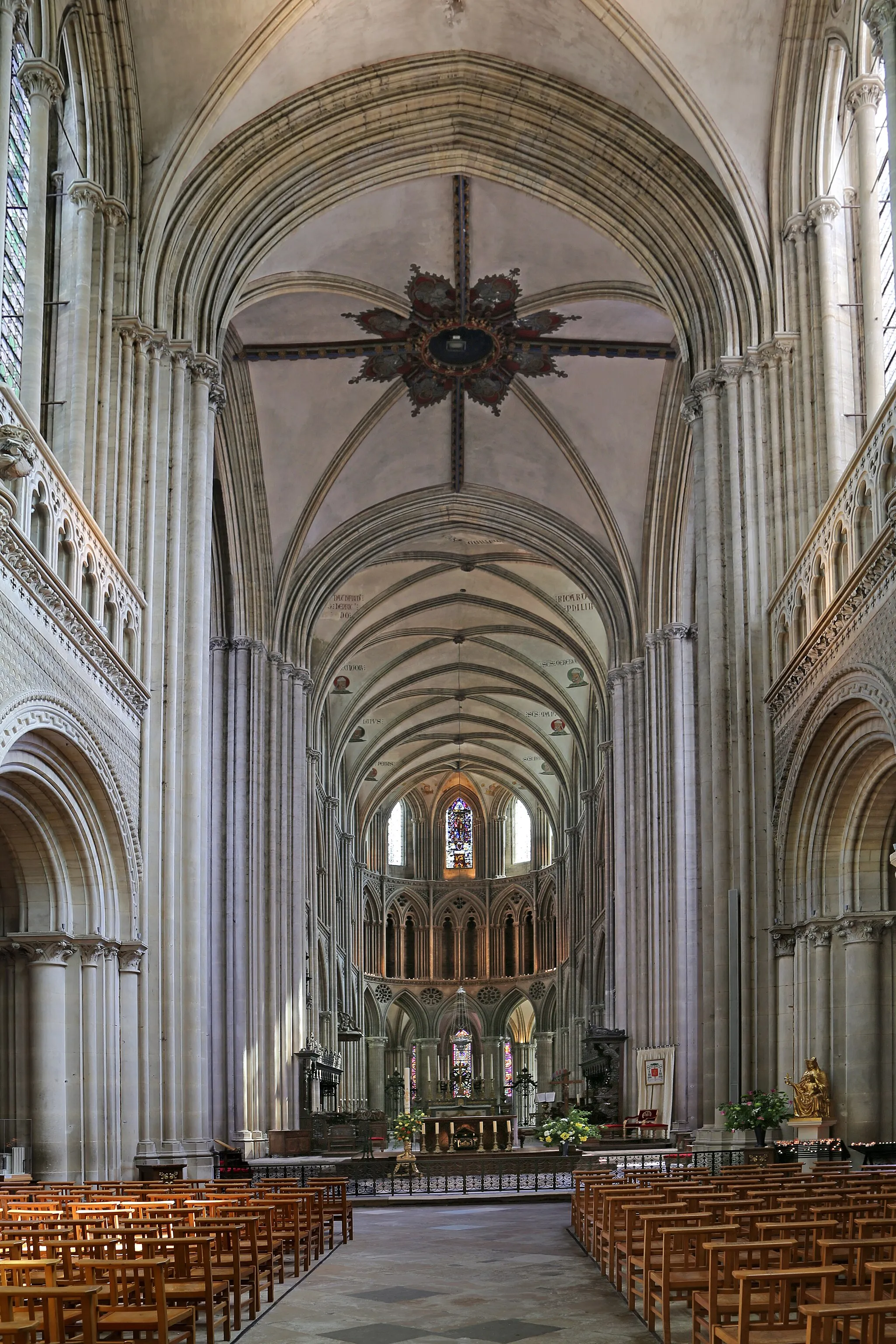 Photo showing: Nave of Bayeux Cathedral (Cathedrale Notre-Dame de Bayeux). The current building is a three-aisled cruciform basilica, 96 meters long, classified as a cultural monument. The French city of Bayeux (approx. 13,000 inhabitants) is located in Normandy.