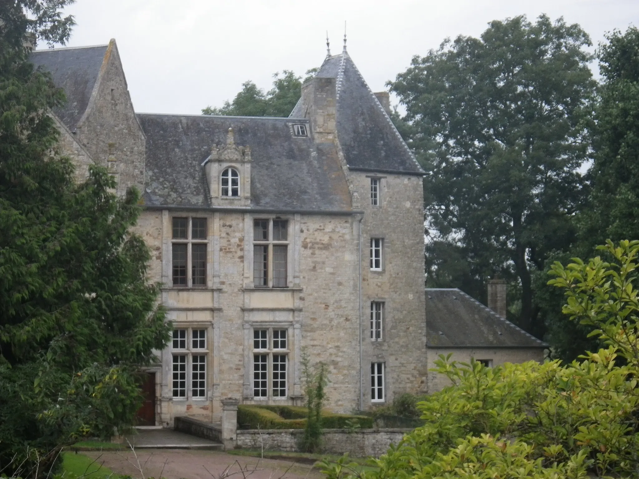 Photo showing: This building is indexed in the base Mérimée, a database of architectural heritage maintained by the French Ministry of Culture, under the reference PA00111083 .