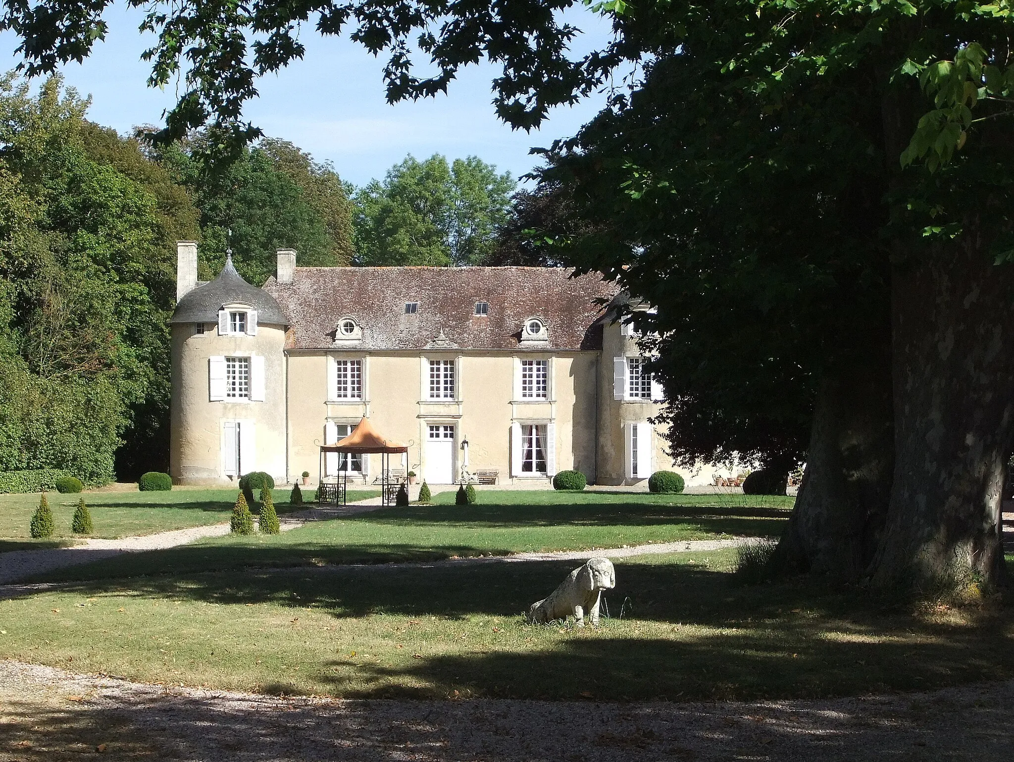 Photo showing: This building is indexed in the base Mérimée, a database of architectural heritage maintained by the French Ministry of Culture, under the reference PA00111085 .