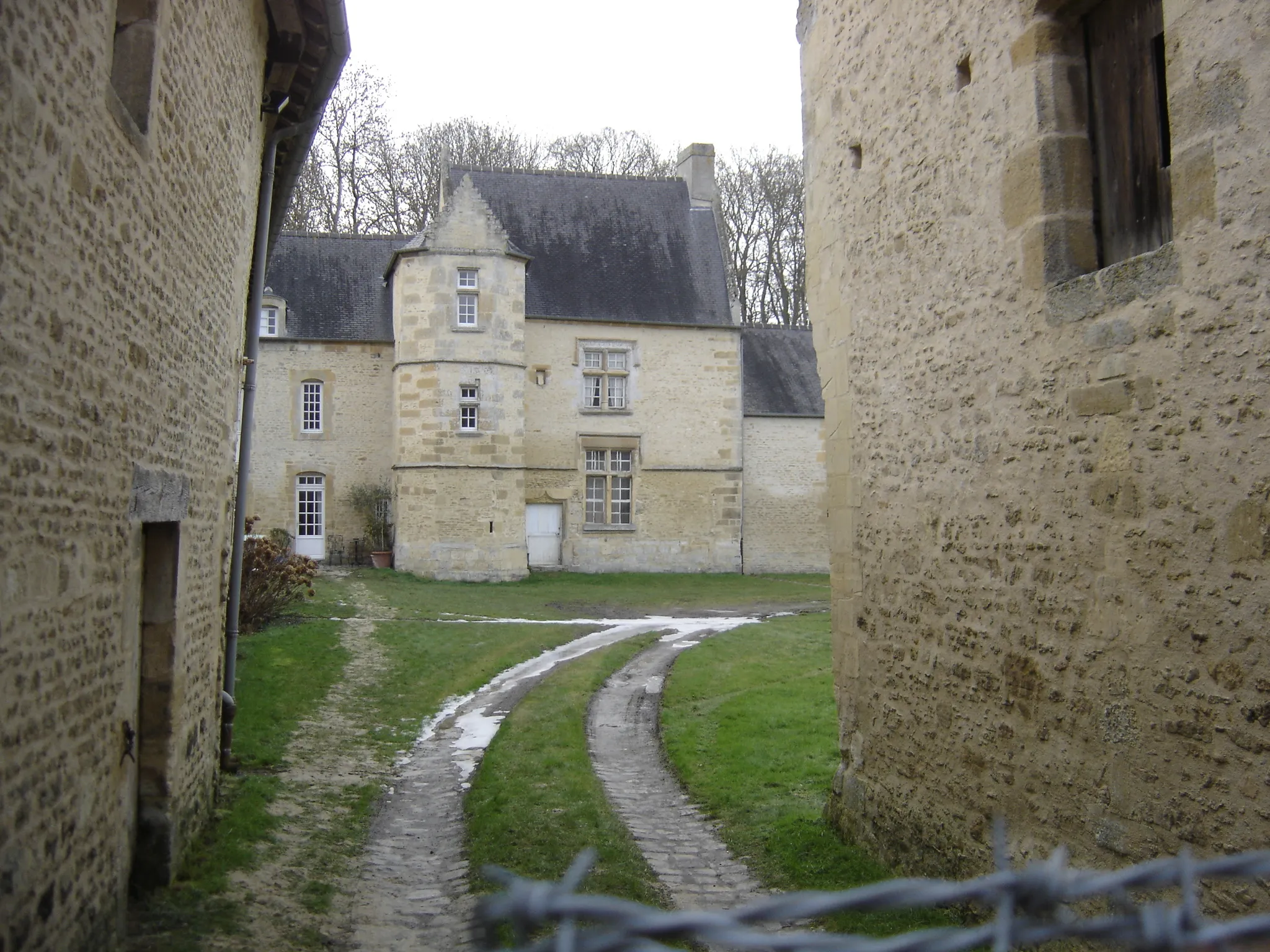 Photo showing: ferme de la Vallée tour d'escalier et logis du 16è siècle