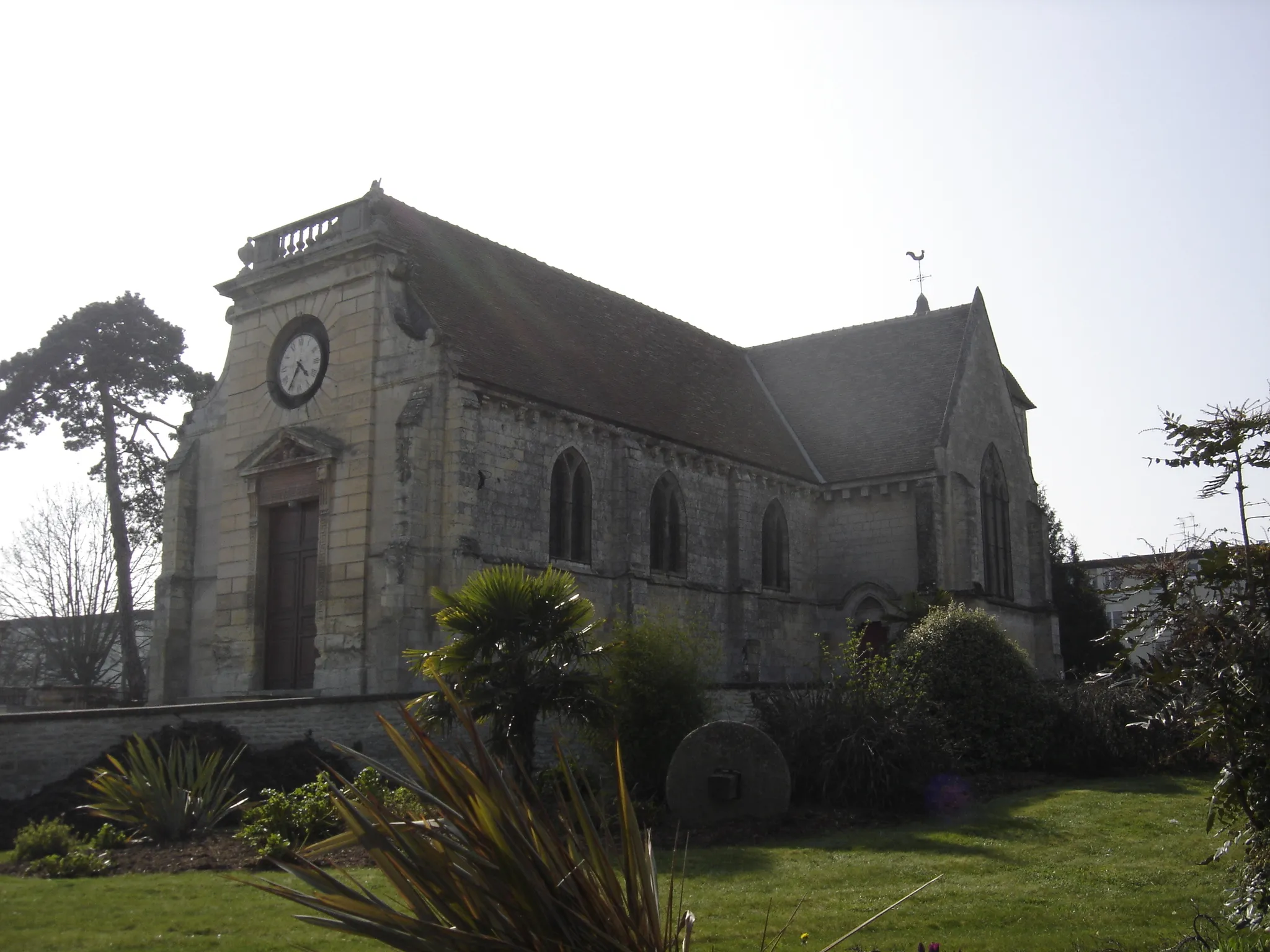 Photo showing: le portail principal de l'église est couronné de balustres