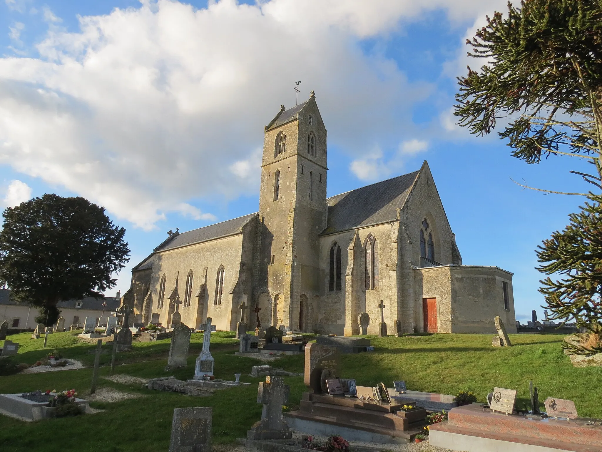 Photo showing: Vue du sud-est de l'église de Blay avec cimetière environnant