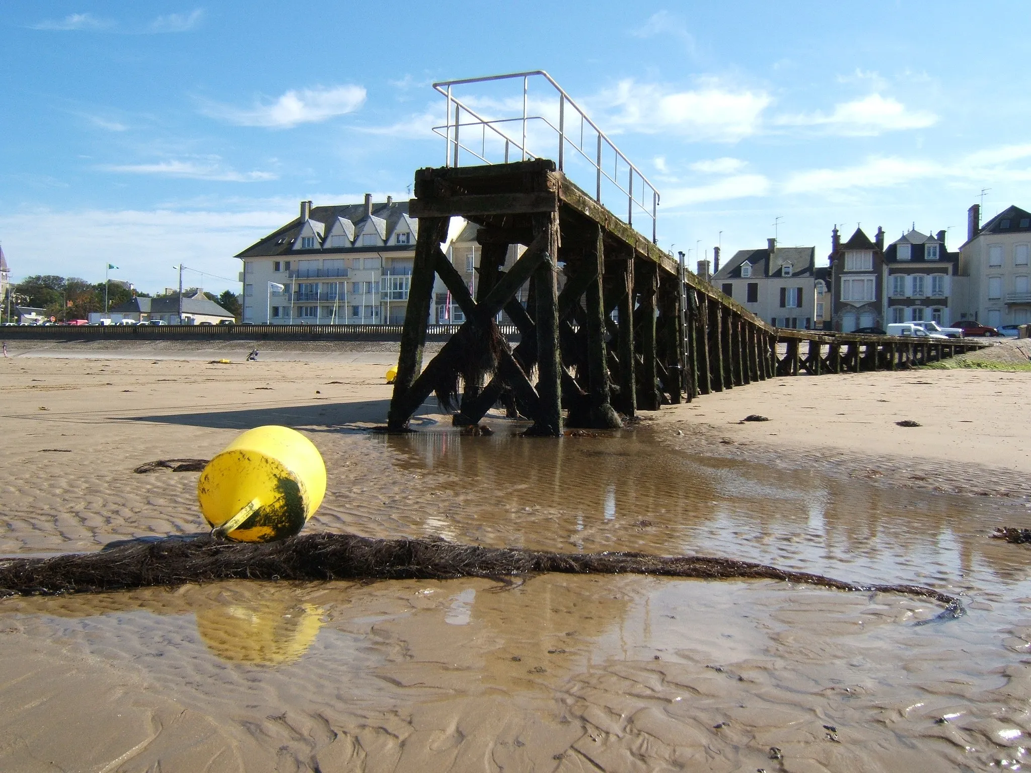 Photo showing: Petite jetée à l'est de la plage de Grandcamps dans le Calvados.