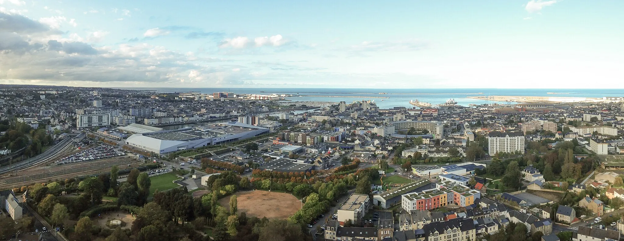 Photo showing: Panoramique de la ville de Cherbourg-en-Cotentin depuis le Fort du Roule.