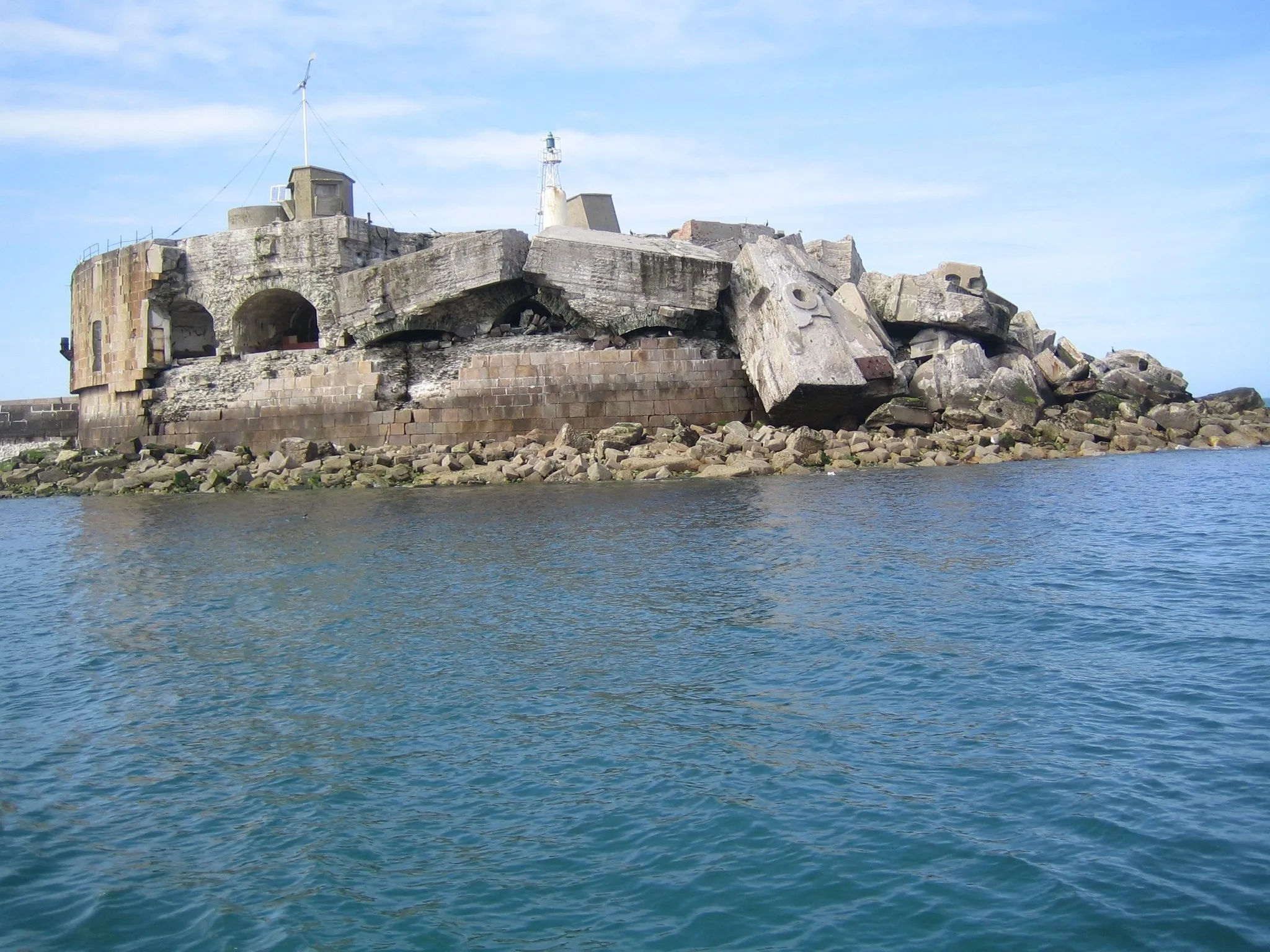 Photo showing: Rade de Cherbourg (Cherbourg roadstead, France) : Fort de l'Est (East end of the long sea wall), half-destroyed during the Second World War