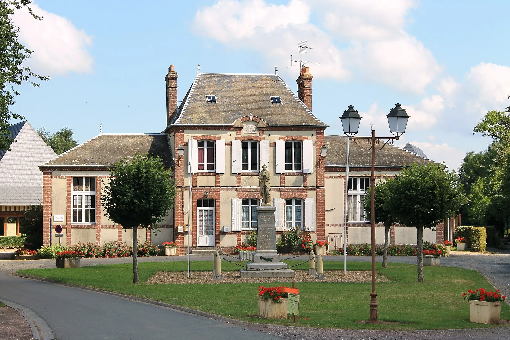 Photo showing: Mairie et monument aux morts de Bourgeauville (Calvados)