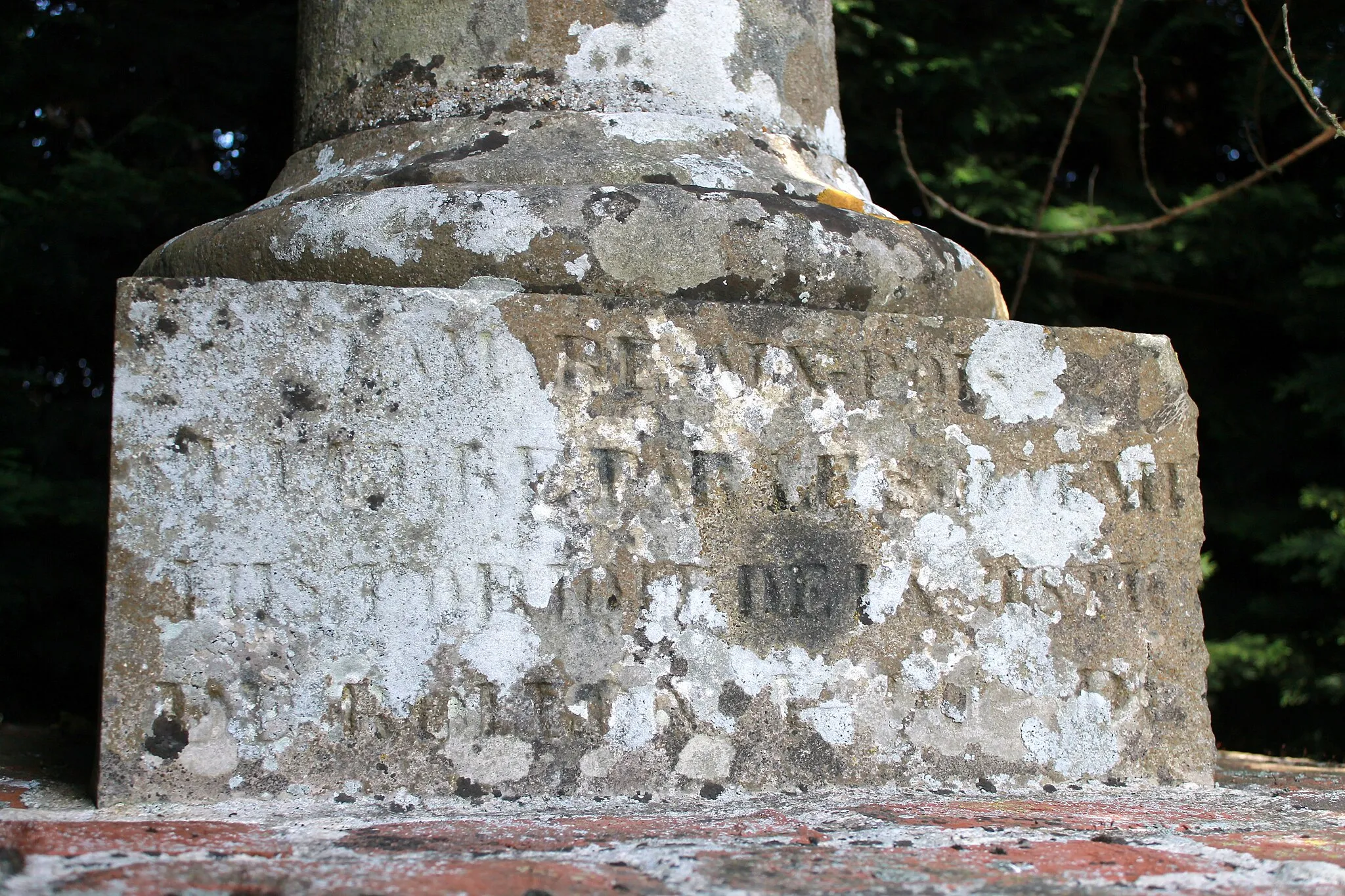 Photo showing: Socle de la Croix Rollon situé à Branville (Calvados). Inscription très altérée par le temps: [...] MARE-AUX-POIS / [...] PAR LE SERMENT / HISTORIQUE DE LA JUSTICE /  DE ROLLON [...]