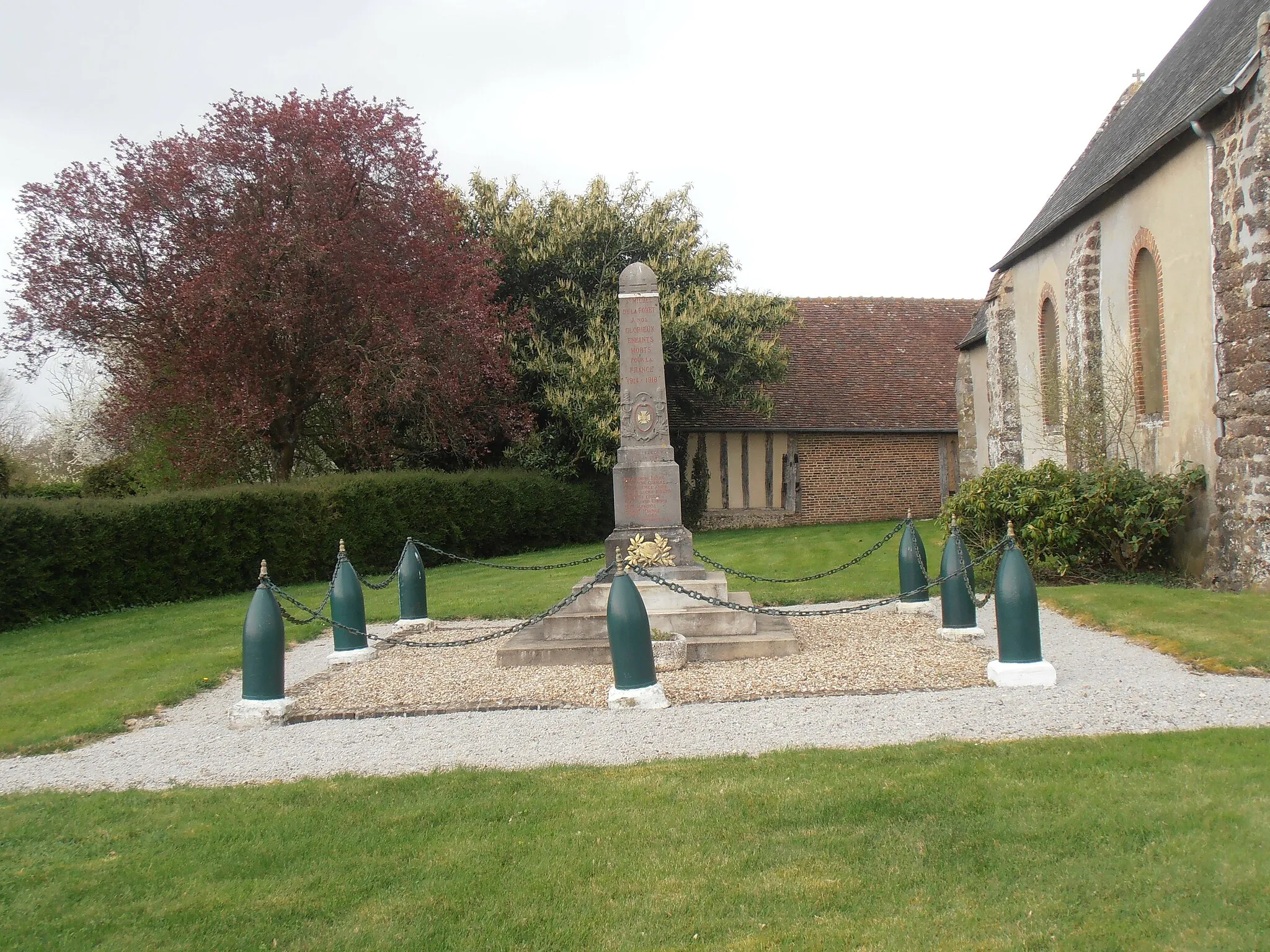 Photo showing: Orne, Saint-Michel-Tuboeuf, Monument aux morts près de l'église