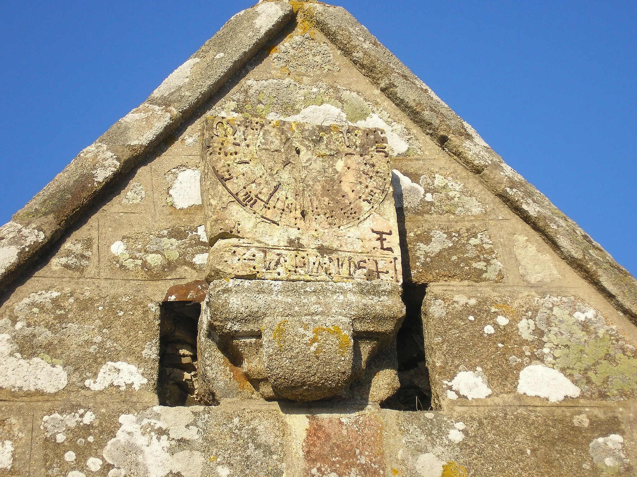 Photo showing: Campagnolles (Normandie, France). Cadran solaire de l'église Saint-Martin.