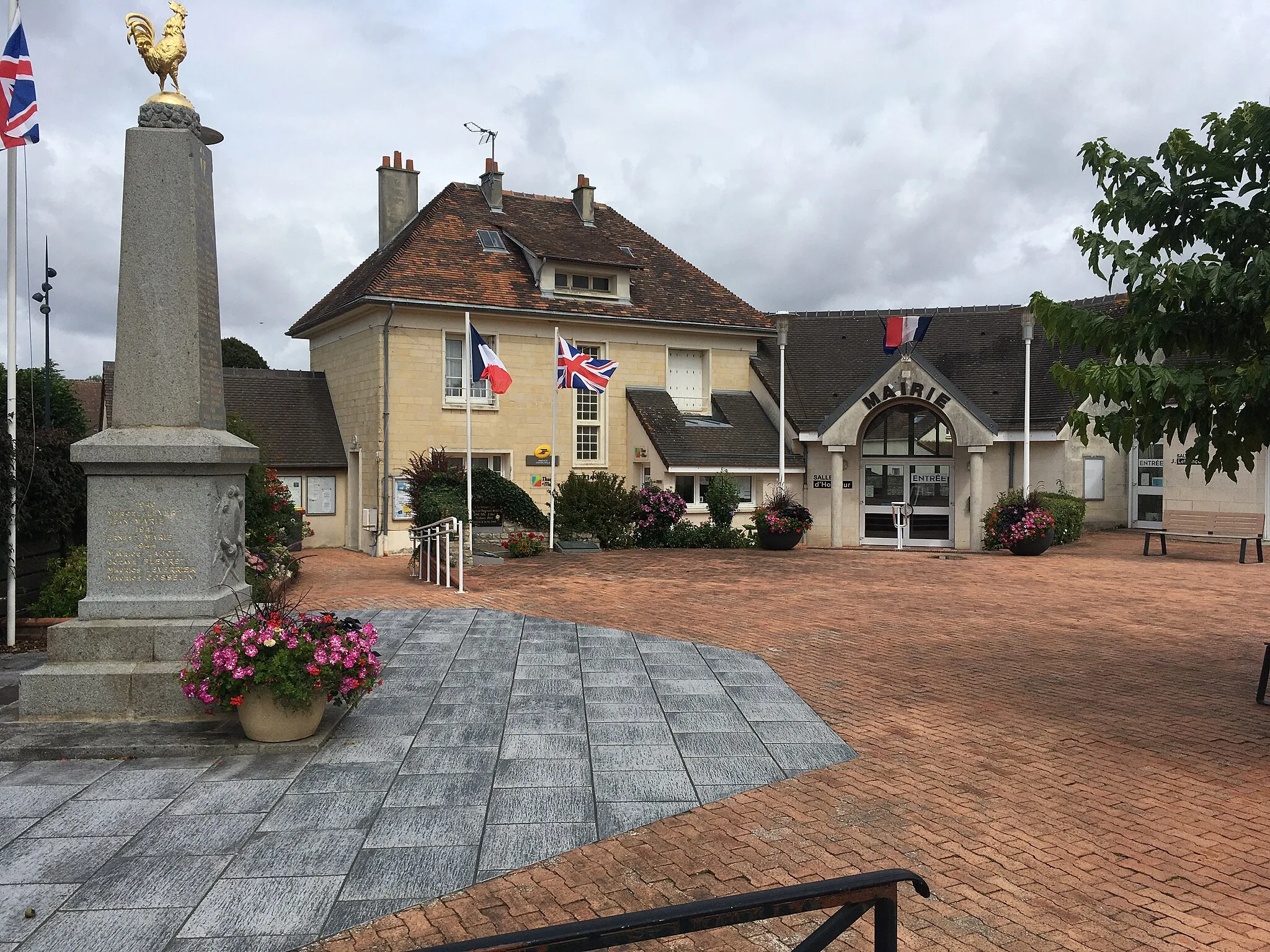 Photo showing: Monument aux morts et site mémoriel devant la mairie de Cheux