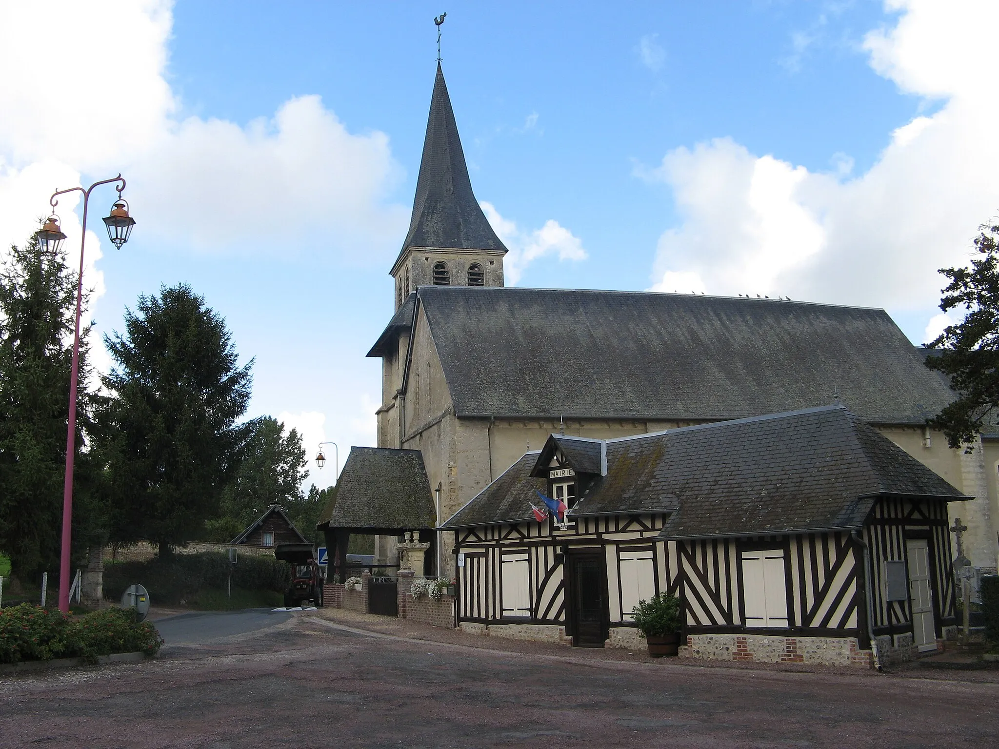 Photo showing: La mairie (premier plan) et l'église de Clarbec.