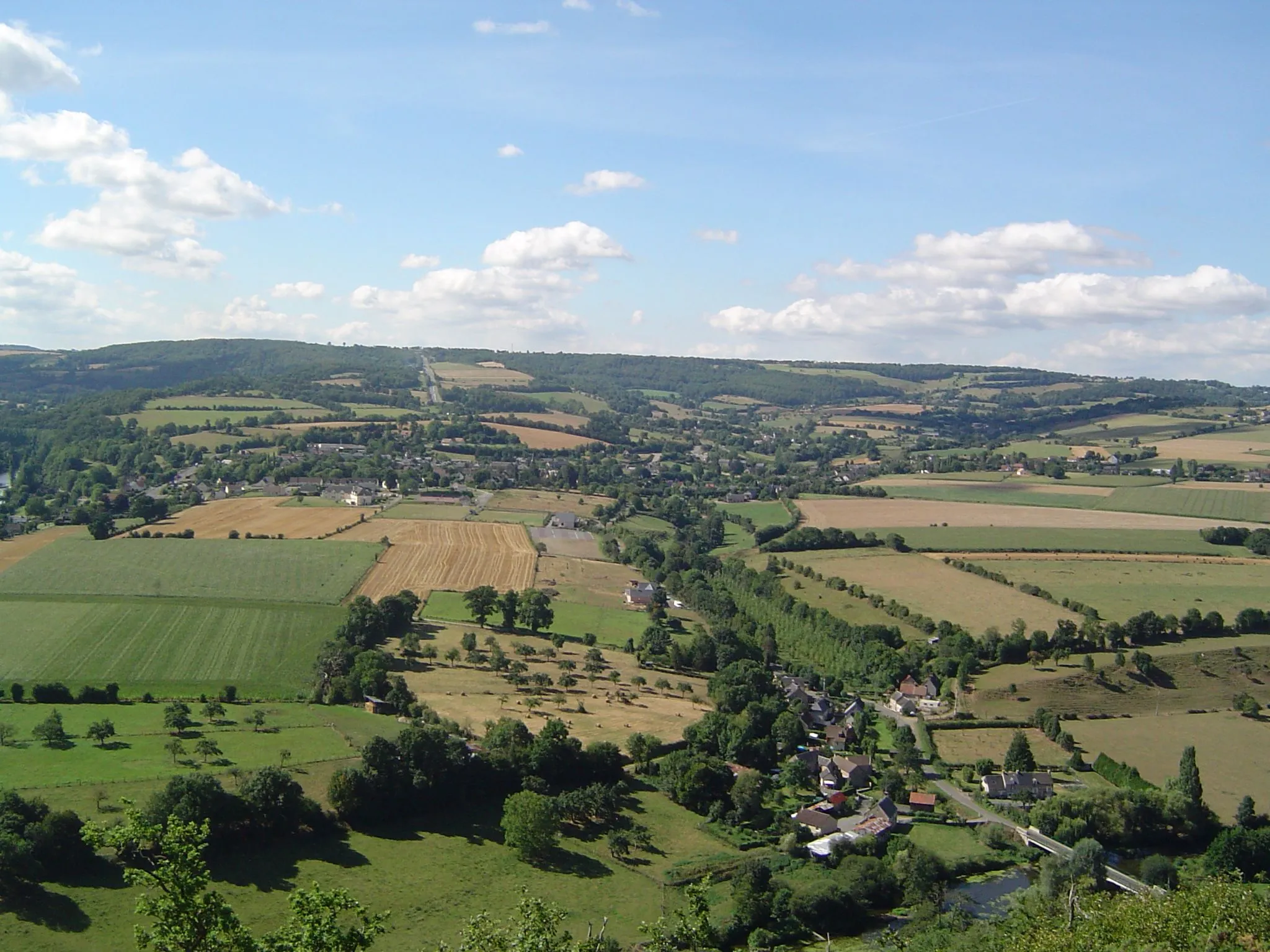 Photo showing: Photo du village fr:Clécy dans le Calvados. Photo prise depuis les contreforts rocheux qui bordent l'Orne.
2005. Cevenol2