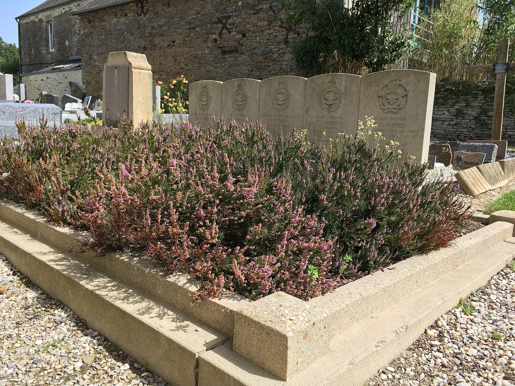 Photo showing: 5 graves of Bristish and Australian soldiers who died nearby in June 1944