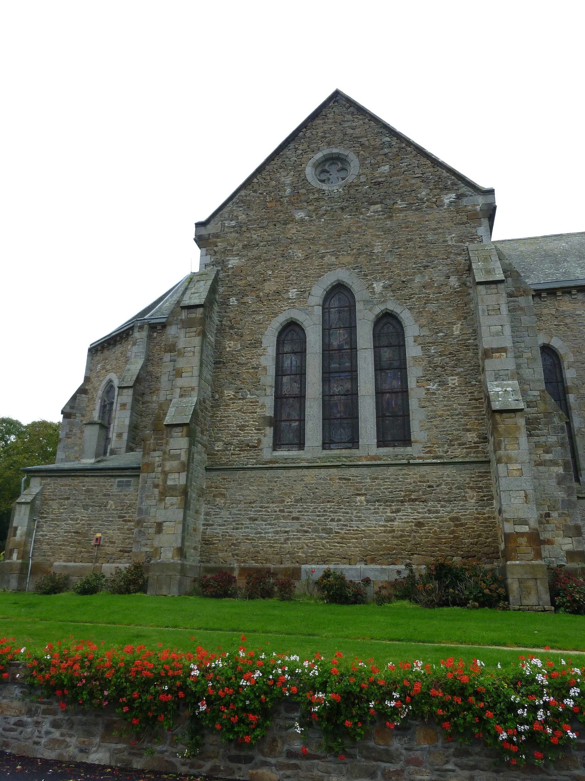 Photo showing: Church in Saint-Broladre, Ille-et-Vilaine, France. Detail (outer-right side of the transept).