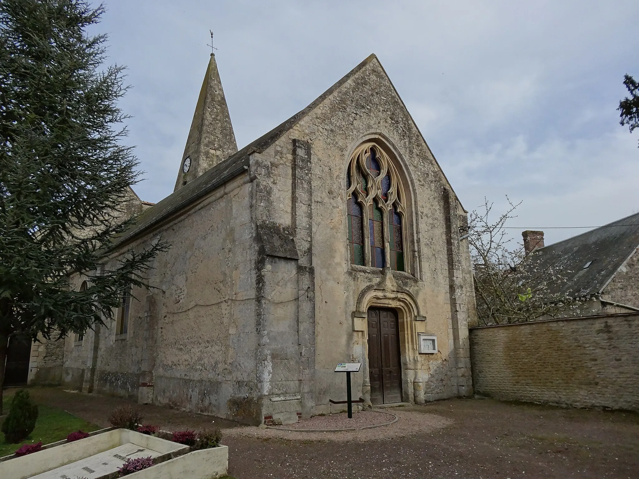 Photo showing: l'église de Damblainville a été en partie construite au XIe siècle, Les murs de la nef révèlent des traces d'appareil en arête-de-poisson sous le crépi