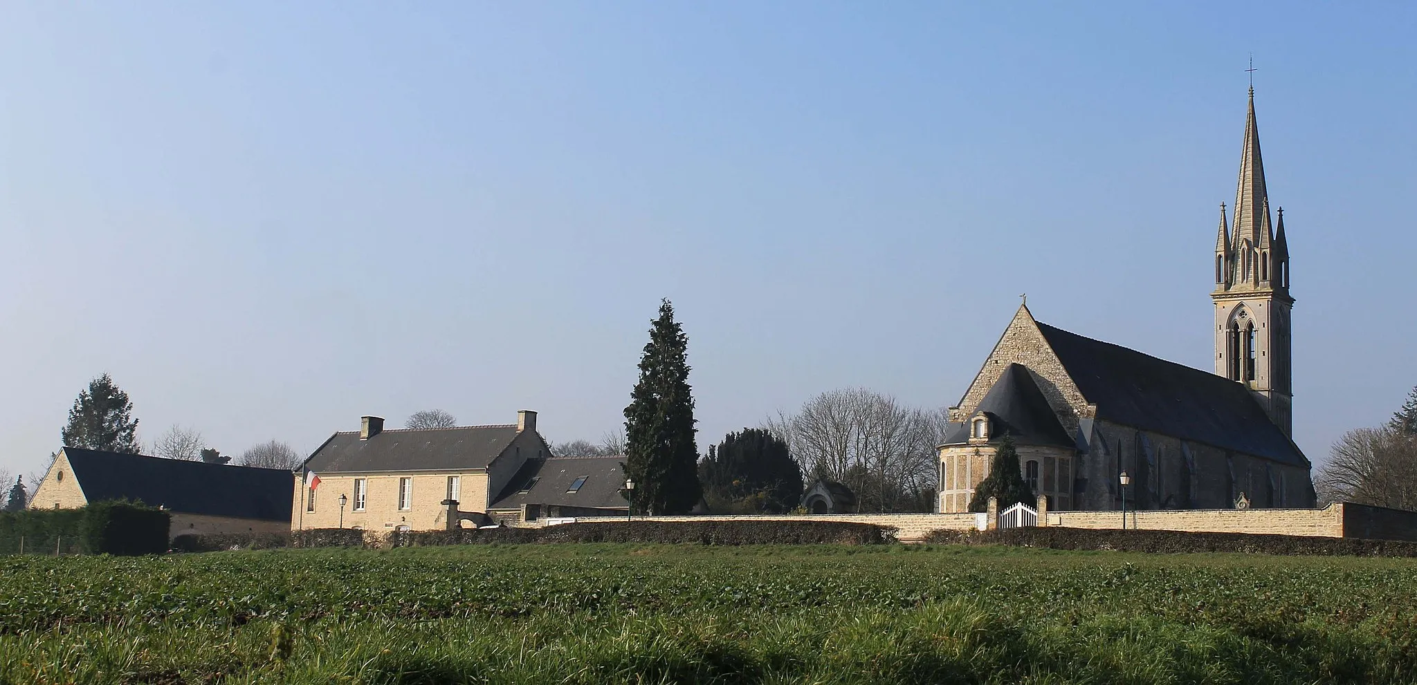 Photo showing: Eglise Saint-Pantaléon et mairie d'Esquay-sur-Seulles (Calvados)