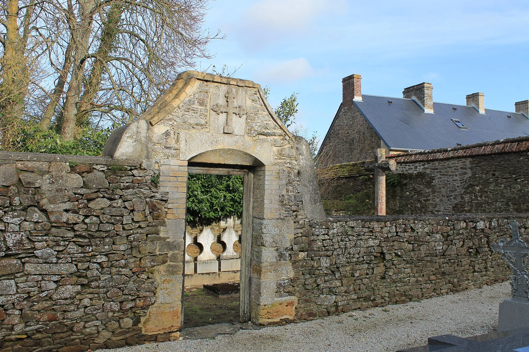 Photo showing: Porte surmontée d'une croix donnant accès au cimetière des nobles du XVIIIe attenant à l'église de la Nativité-de-Notre-Dame du XVe à Esson (Calvados)