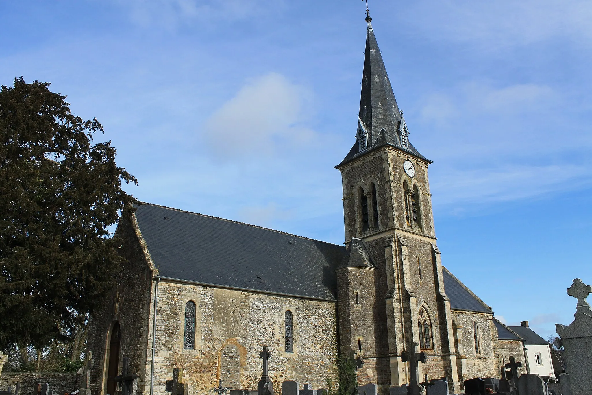 Photo showing: Église de la Nativité-de-Notre-Dame du XVe et cimetière à Esson (Calvados)