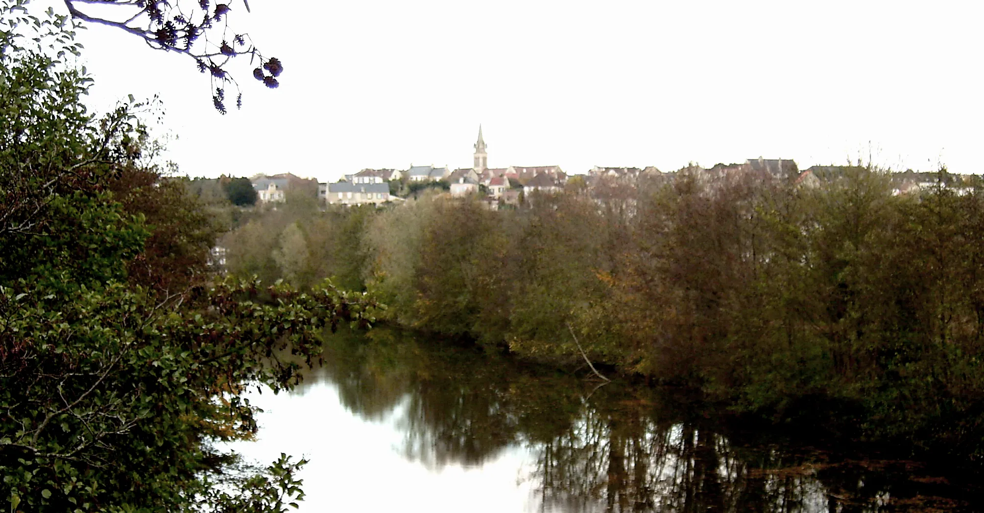 Photo showing: Village of Fleury-sur-Orne, Calvados (14) France. View from the old railway bridge on the Orne river.