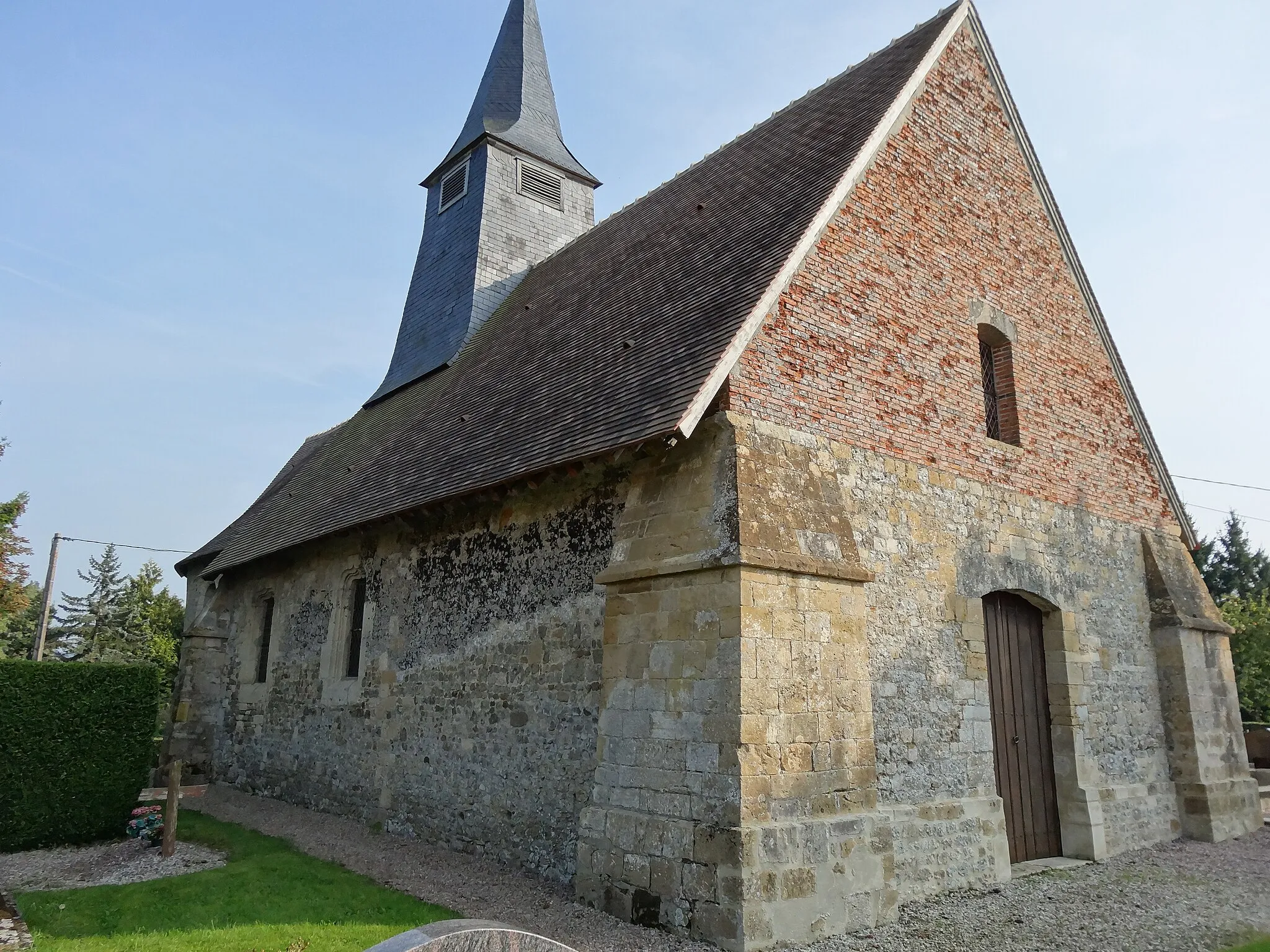 Photo showing: Grandchamp-le-Château (Calvados) église St André et ste Anne. Façade occidentale et mur nord de la nef