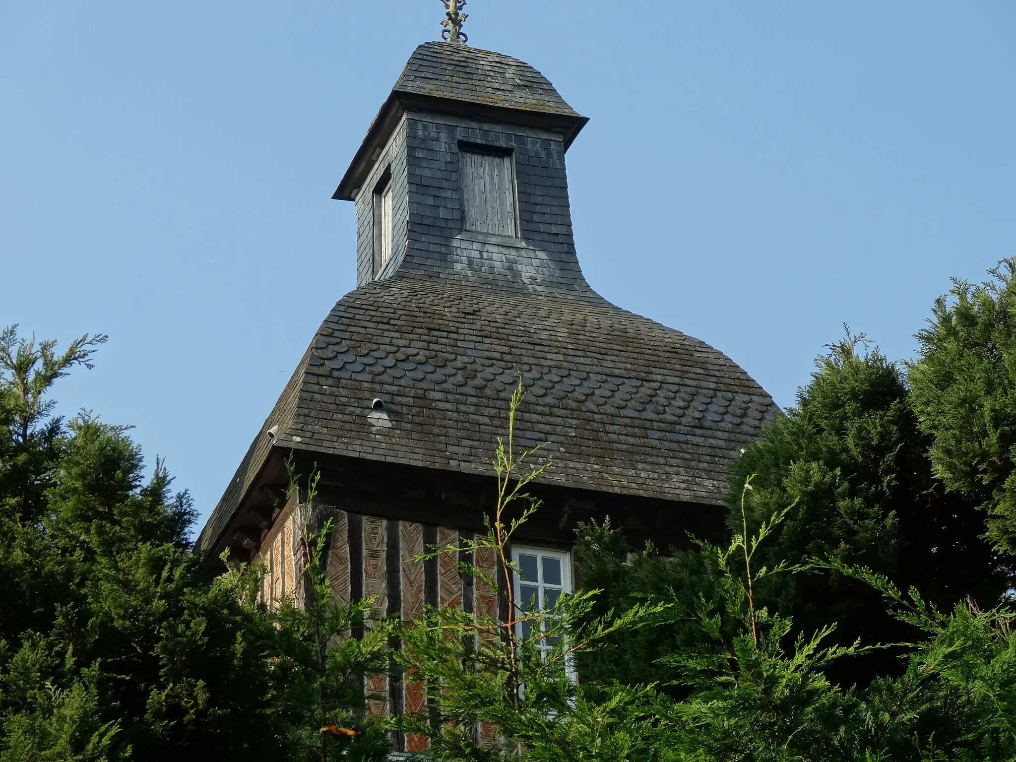 Photo showing: Château de Grandchamp-le-Château, une des deux tourelles du logis à pans de bois coiffées toutes deux d'un lanternon