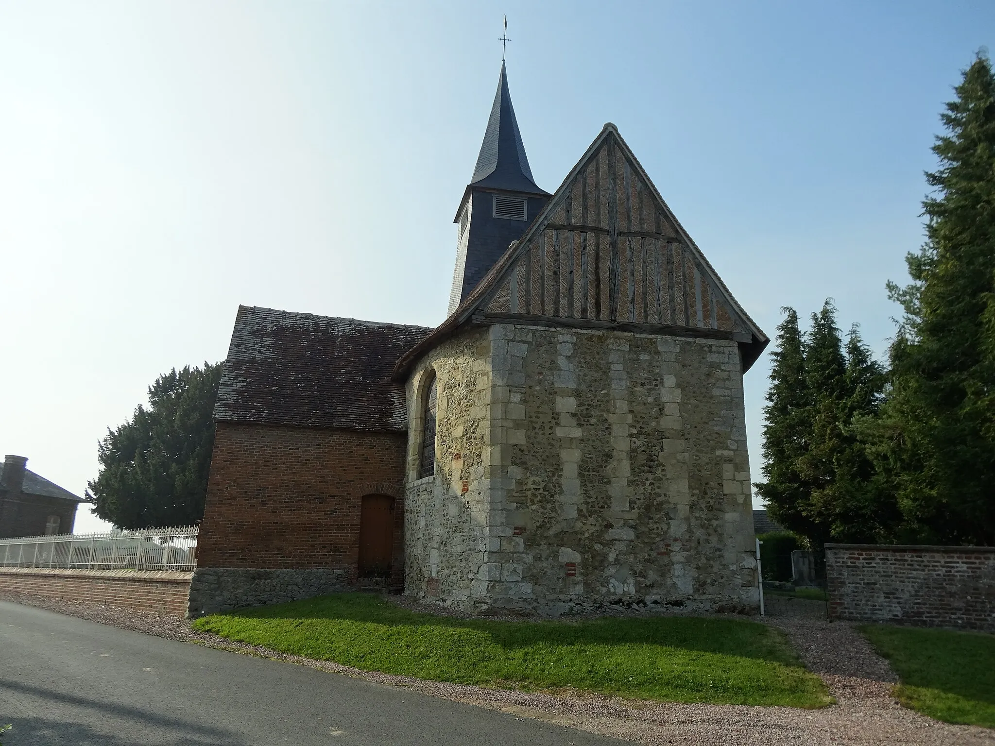 Photo showing: Grandchamp-le-Château (14) chevet et sacristie de l'église