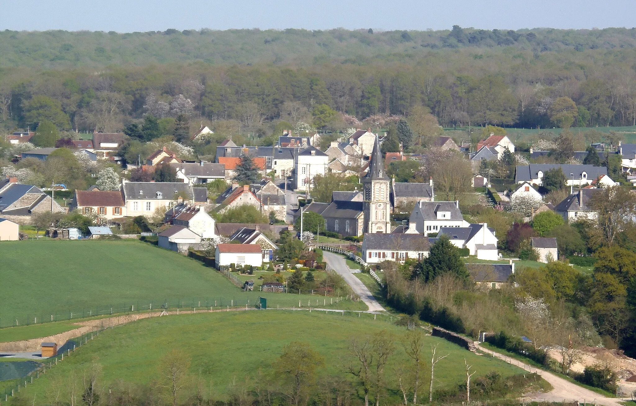 Photo showing: Le bourg de Grimbosq vu de la route du Vaugroult, à Trois-Monts (Normandie, France).