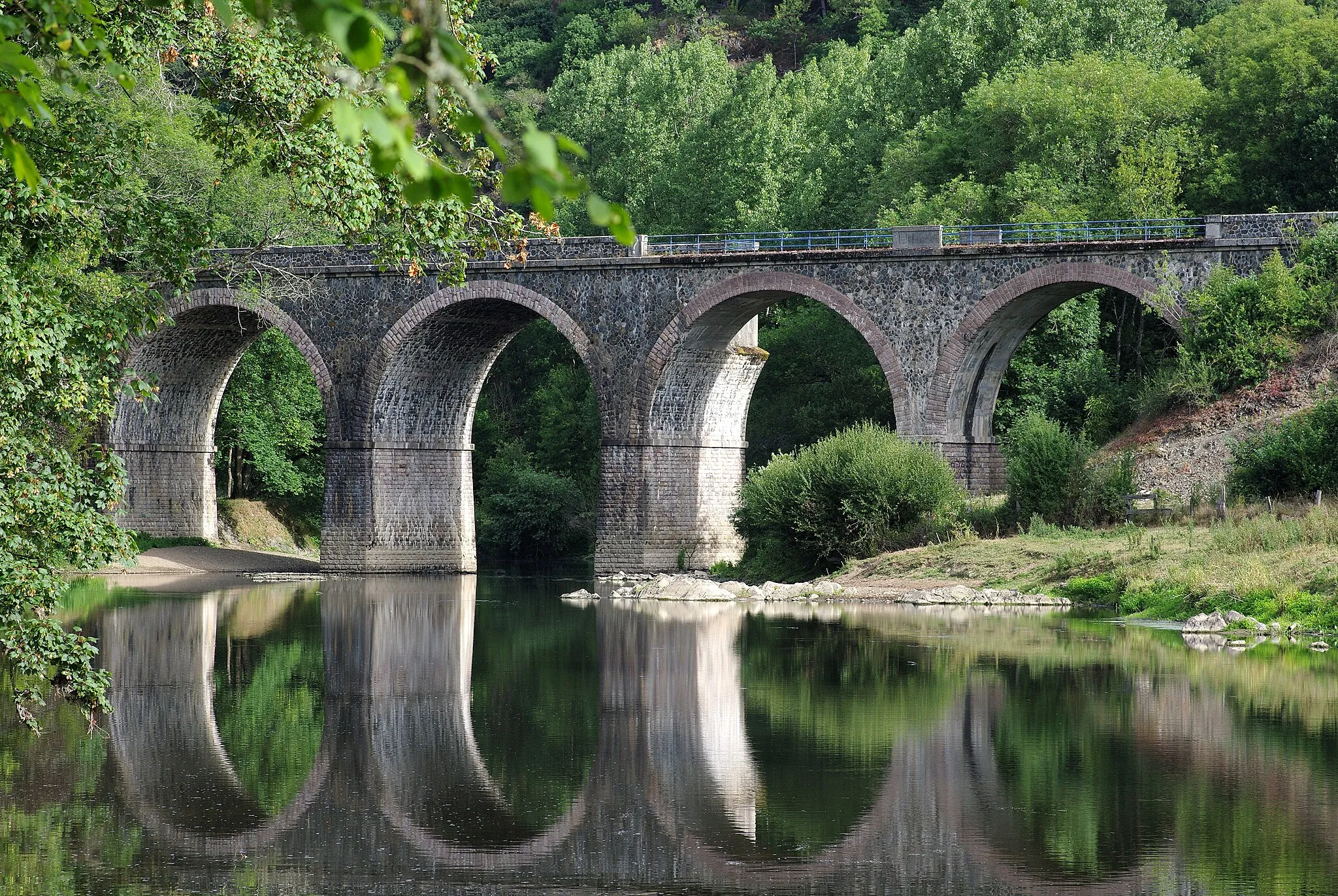 Photo showing: viaduc Sainte-Anne, le pont ferroviaire qui traverse l'Orne en lisière de la forêt de Grimbosq sur la limite administrative des communes de Maizet et de Grimbosq.