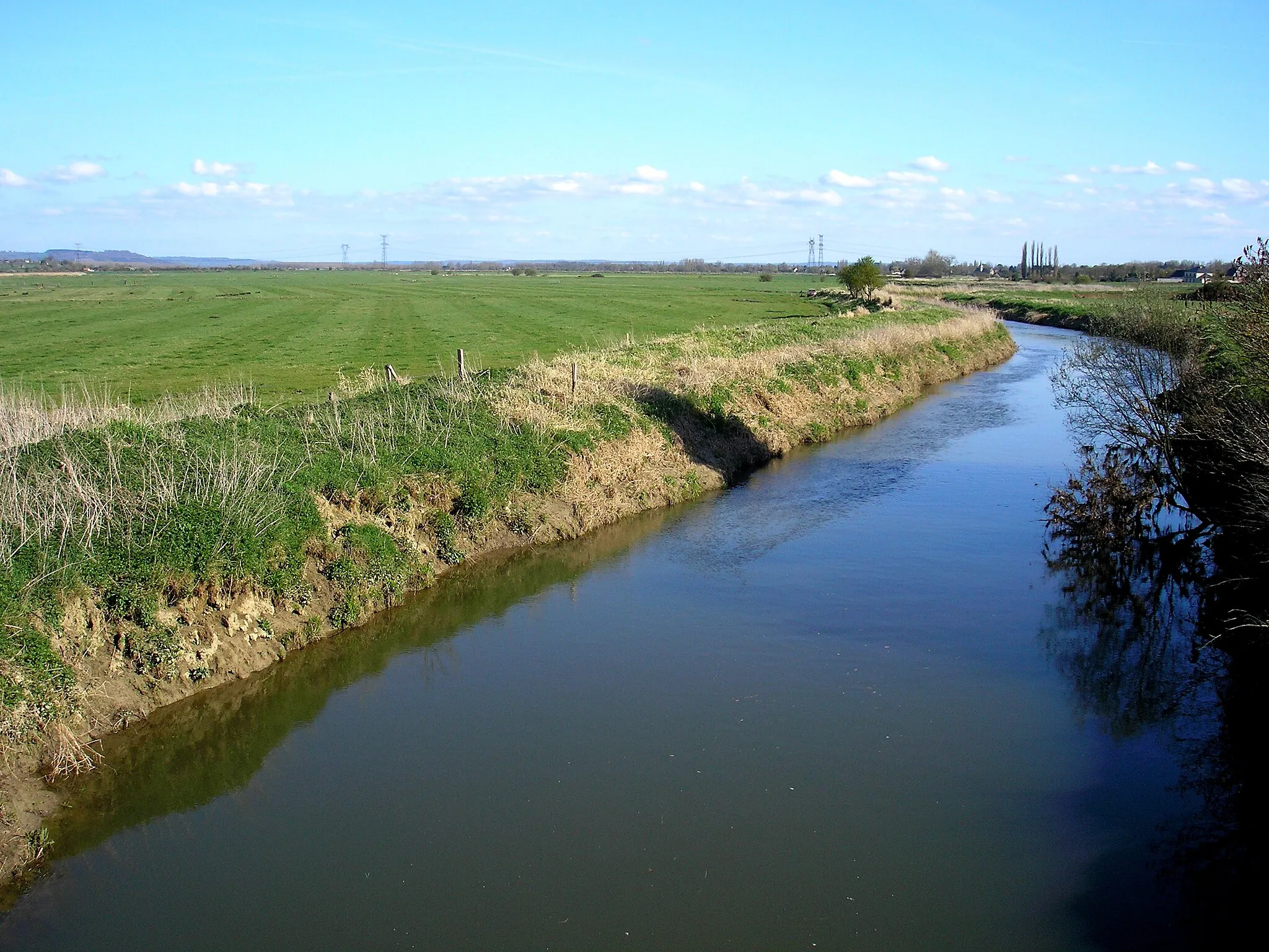 Photo showing: La Dives entre Hotot-en-Auge (Le Ham), à gauche, et Saint-Ouen-du-Mesnil-Oger, à droite (Normandie, France).