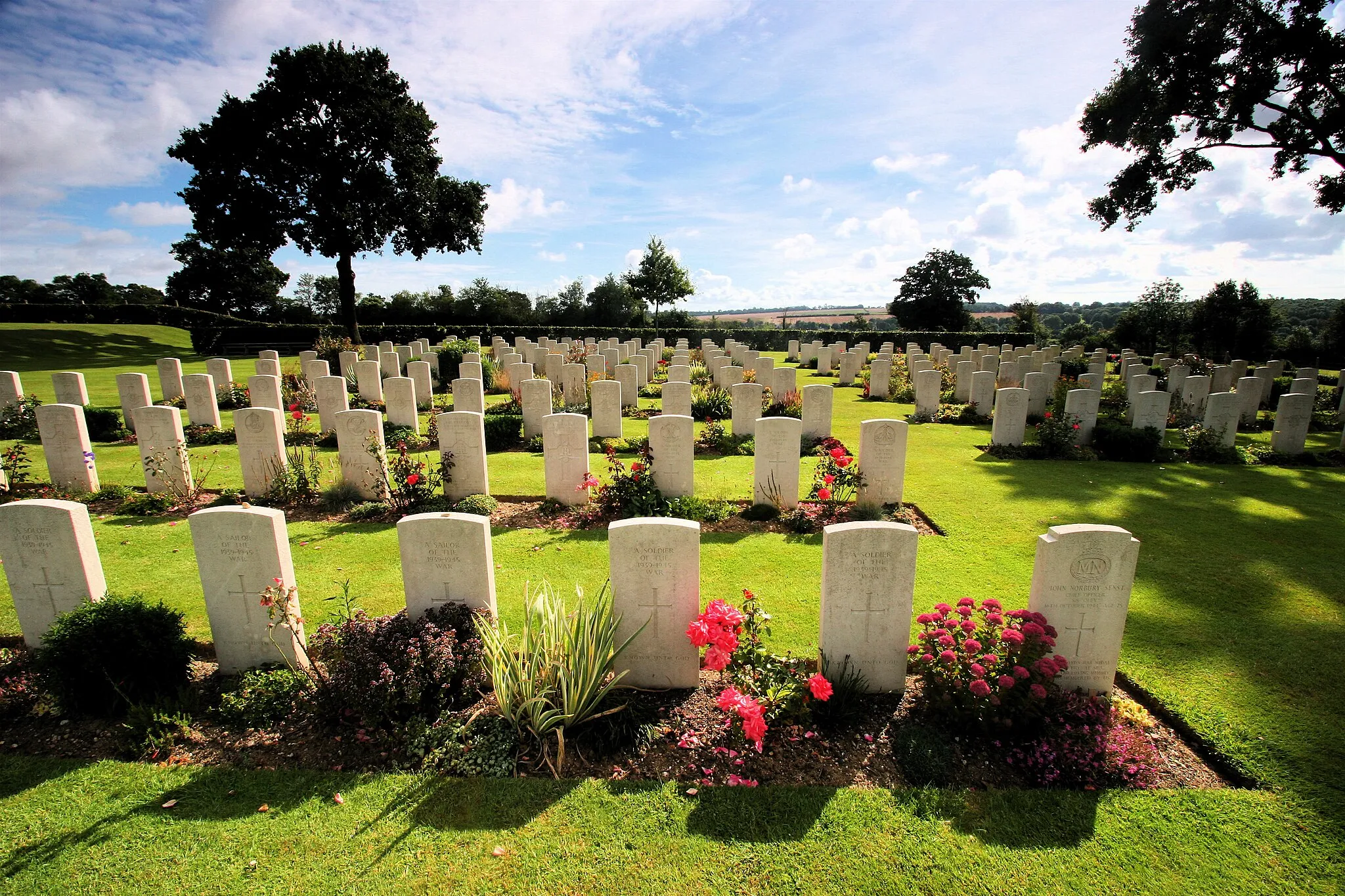 Photo showing: Vue générale du cimetière militaire d'Hottot-les-Bagues, Calvados, France