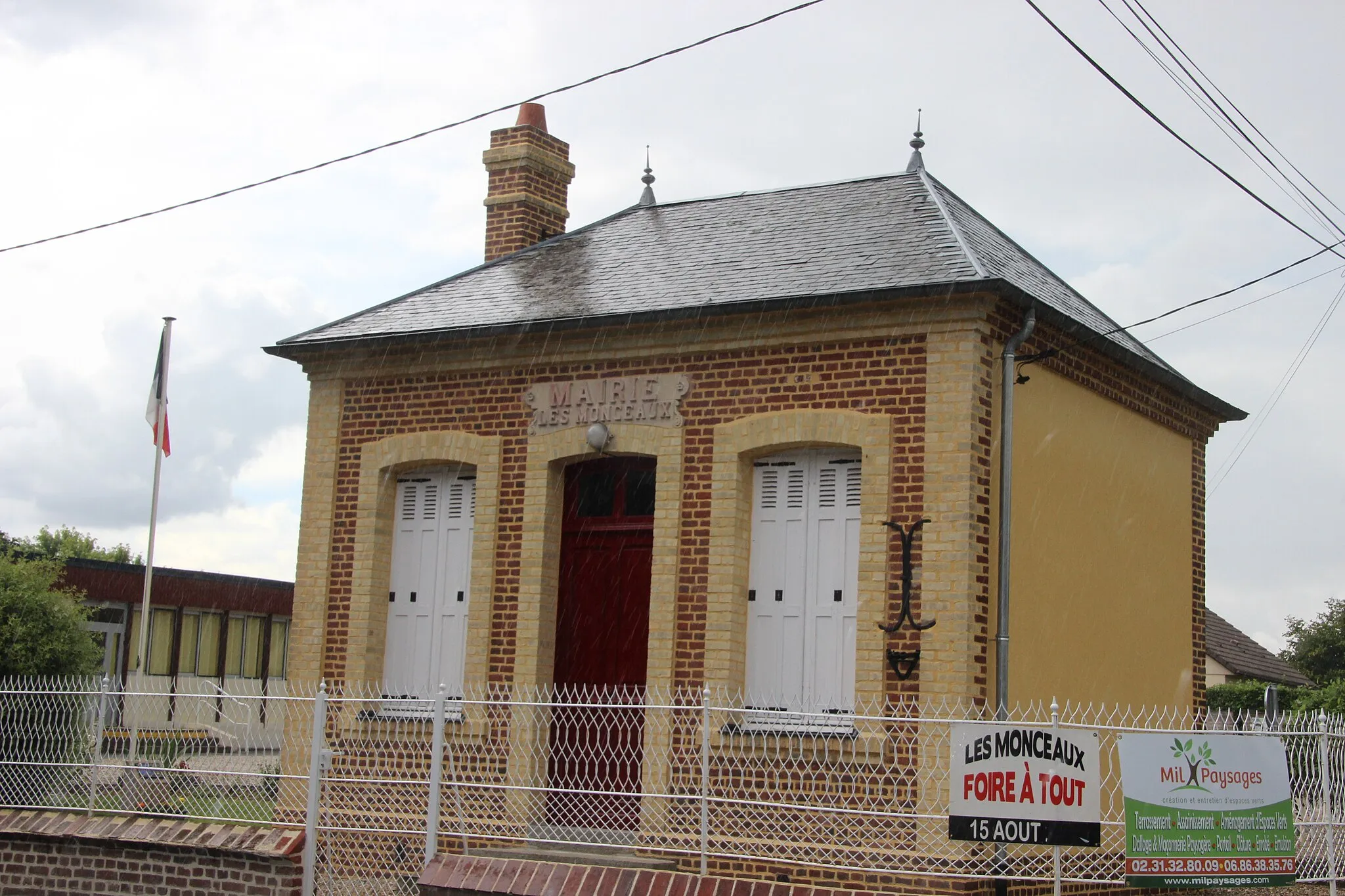 Photo showing: mairie Les Monceaux