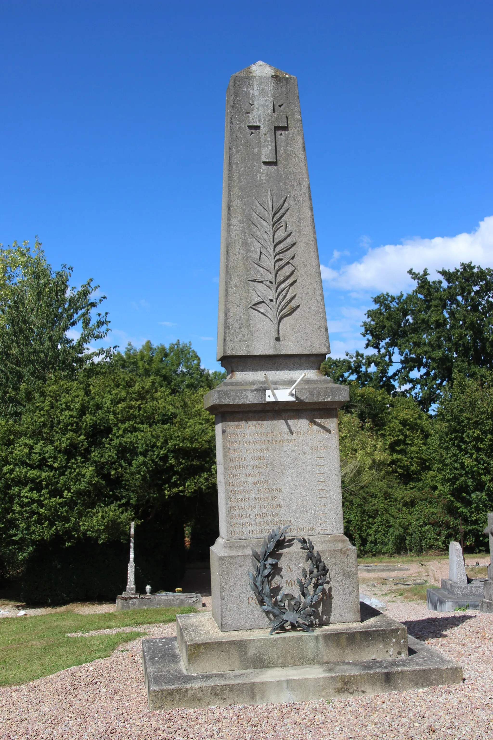 Photo showing: monument aux morts Lessard et le chene