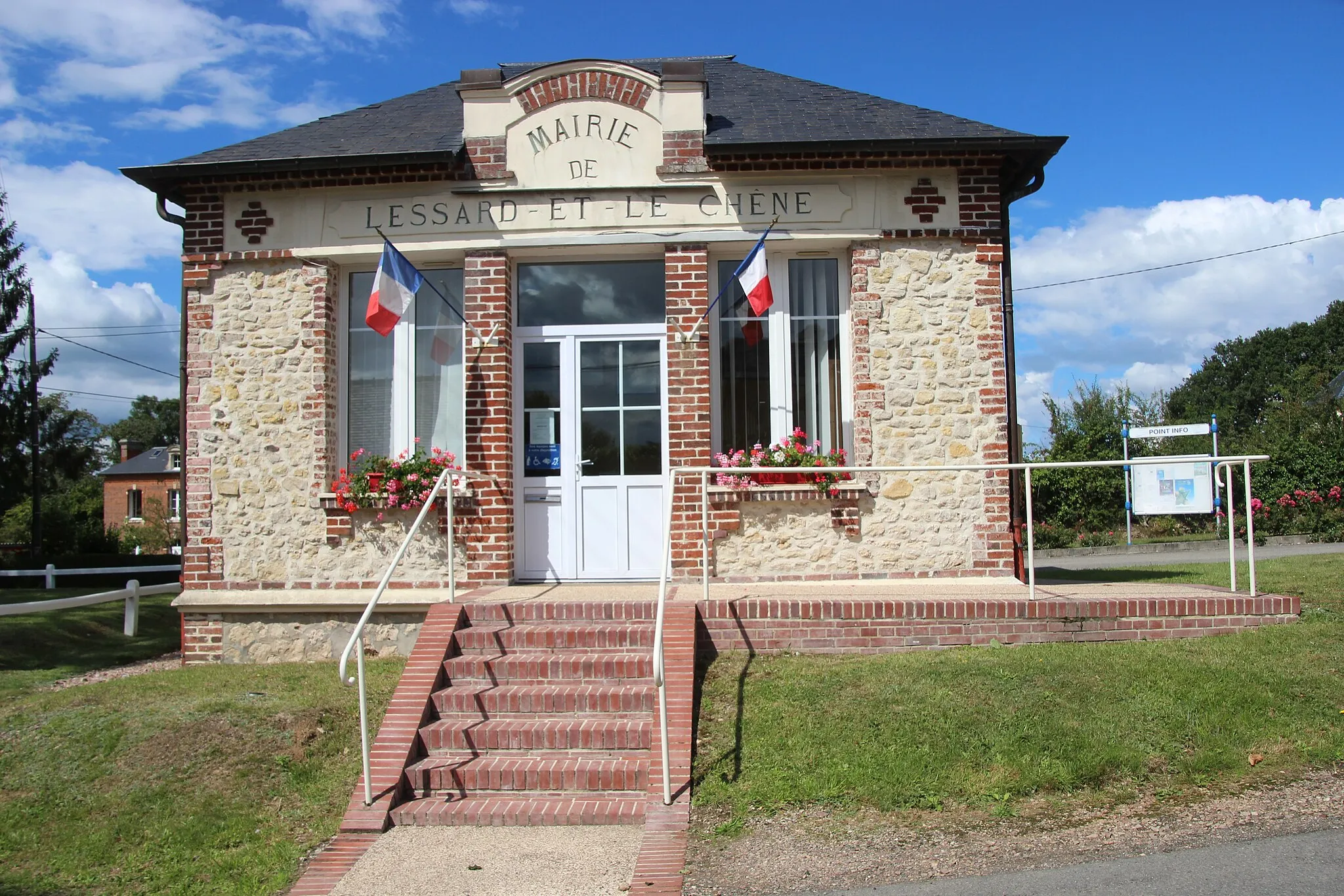 Photo showing: mairie Lessard et le Chene