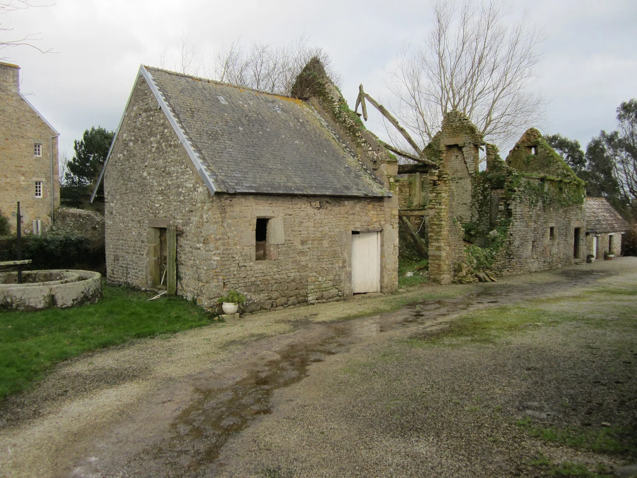 Photo showing: This building is indexed in the base Mérimée, a database of architectural heritage maintained by the French Ministry of Culture, under the reference PA00110657 .