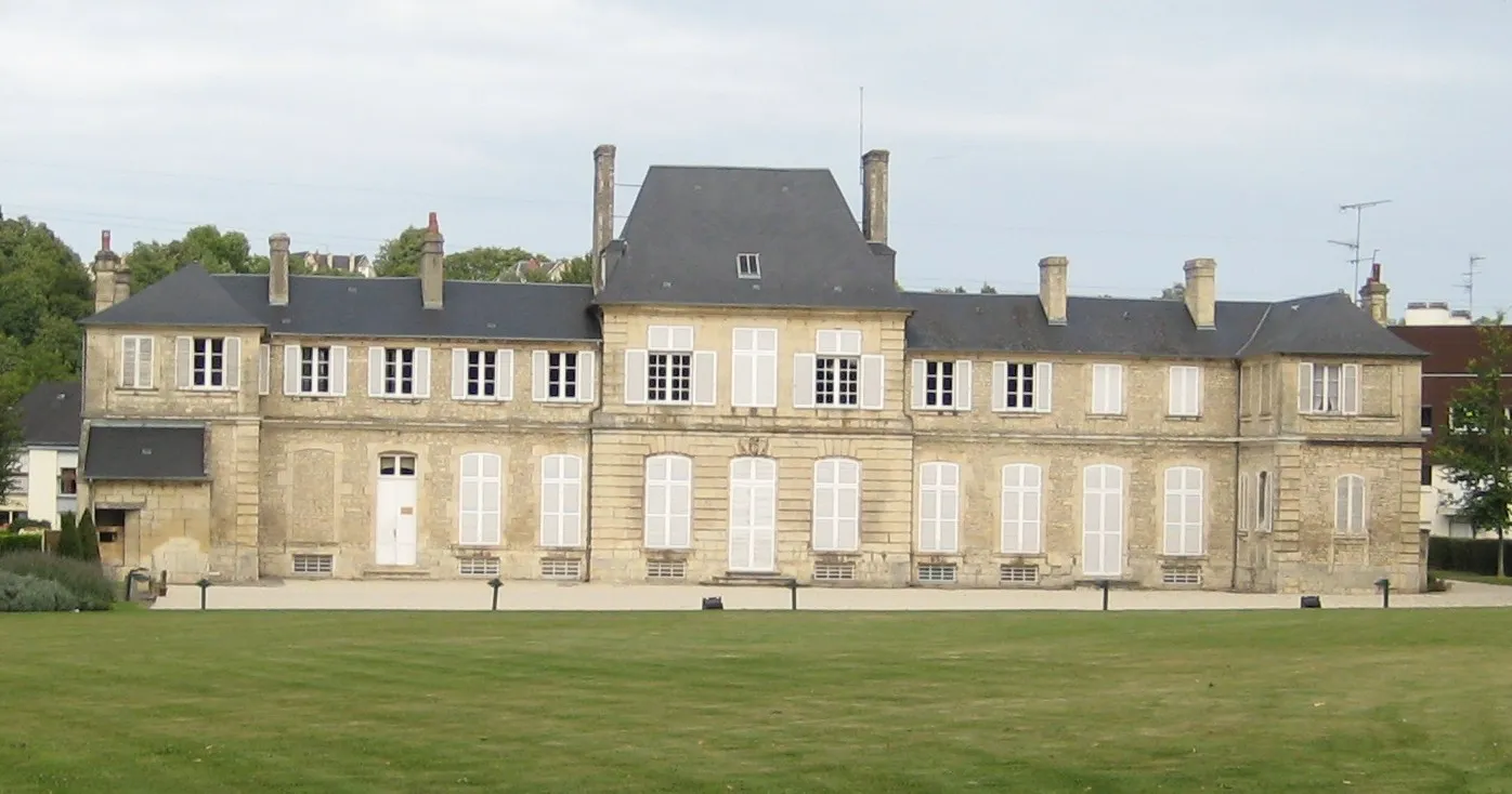 Photo showing: Château de Bellemaist à Mondeville. Ancien relais de chase construit au XVIIe, actuellement occupé par l'école de musique et de danse