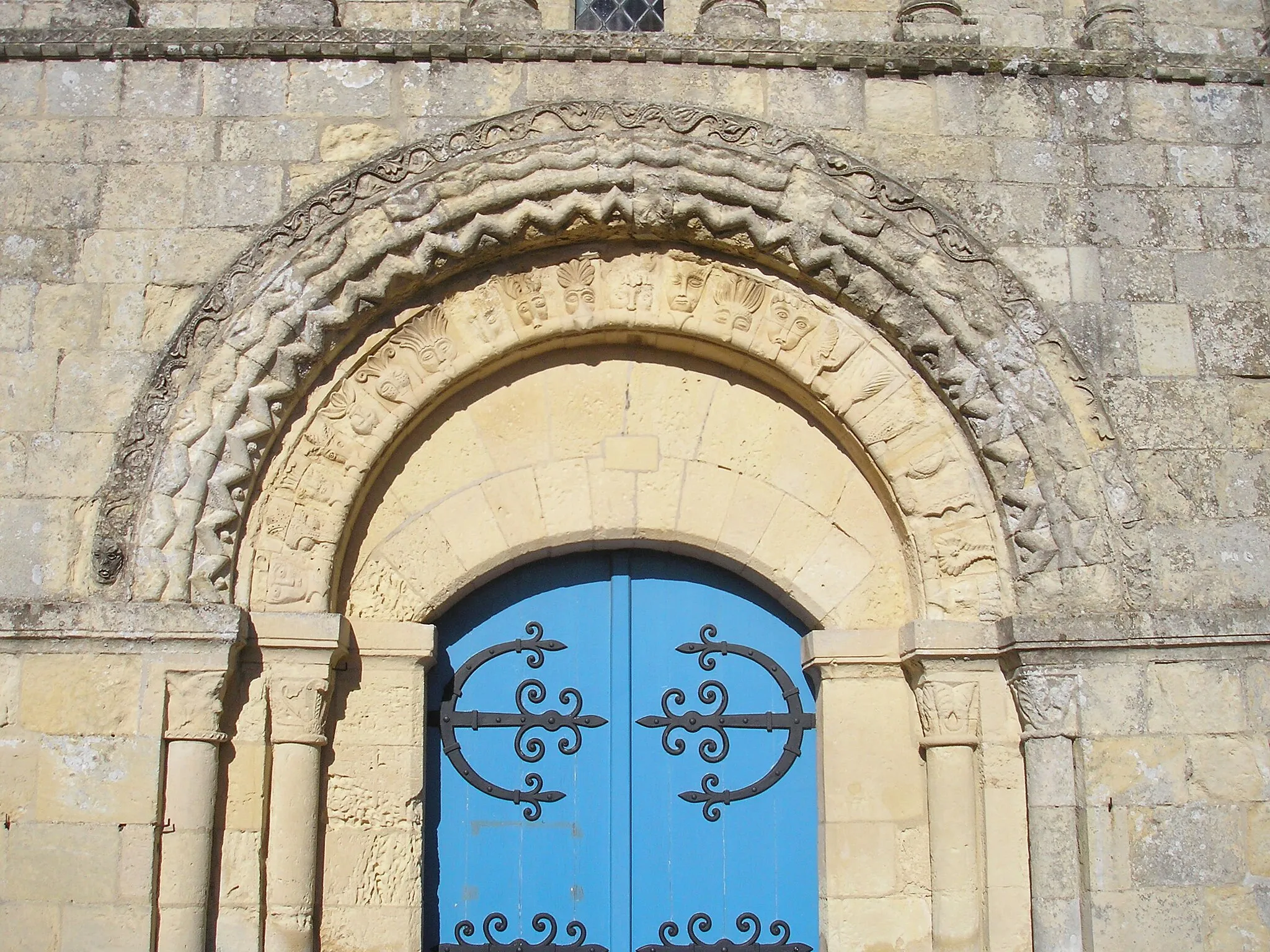 Photo showing: Mouen (Normandie, France). Archivolte du portail ouest de l'église Saint-Malo.