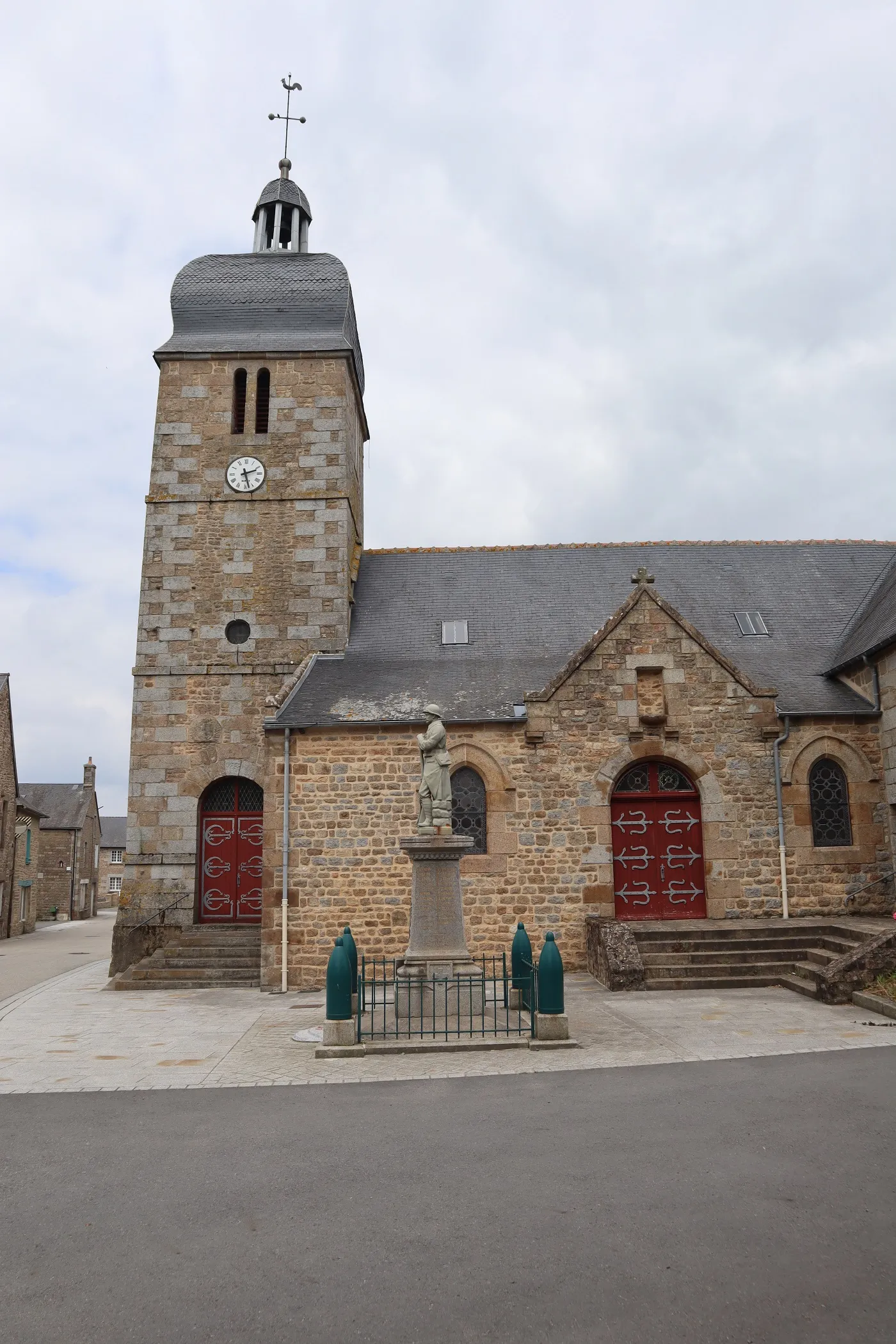 Photo showing: Église Saint-Pierre et Saint-Paul, Le Ferré (35). Flanc sud.